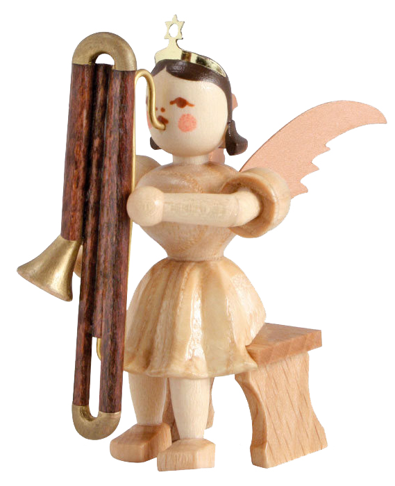 Holzfigur eines sitzenden Engels mit hellbraunen Flügeln und einem großen Kontrafagott. Der Engel hat eine goldene Krone und rosa Wangen. im Dregeno Online Shop günstig kaufen