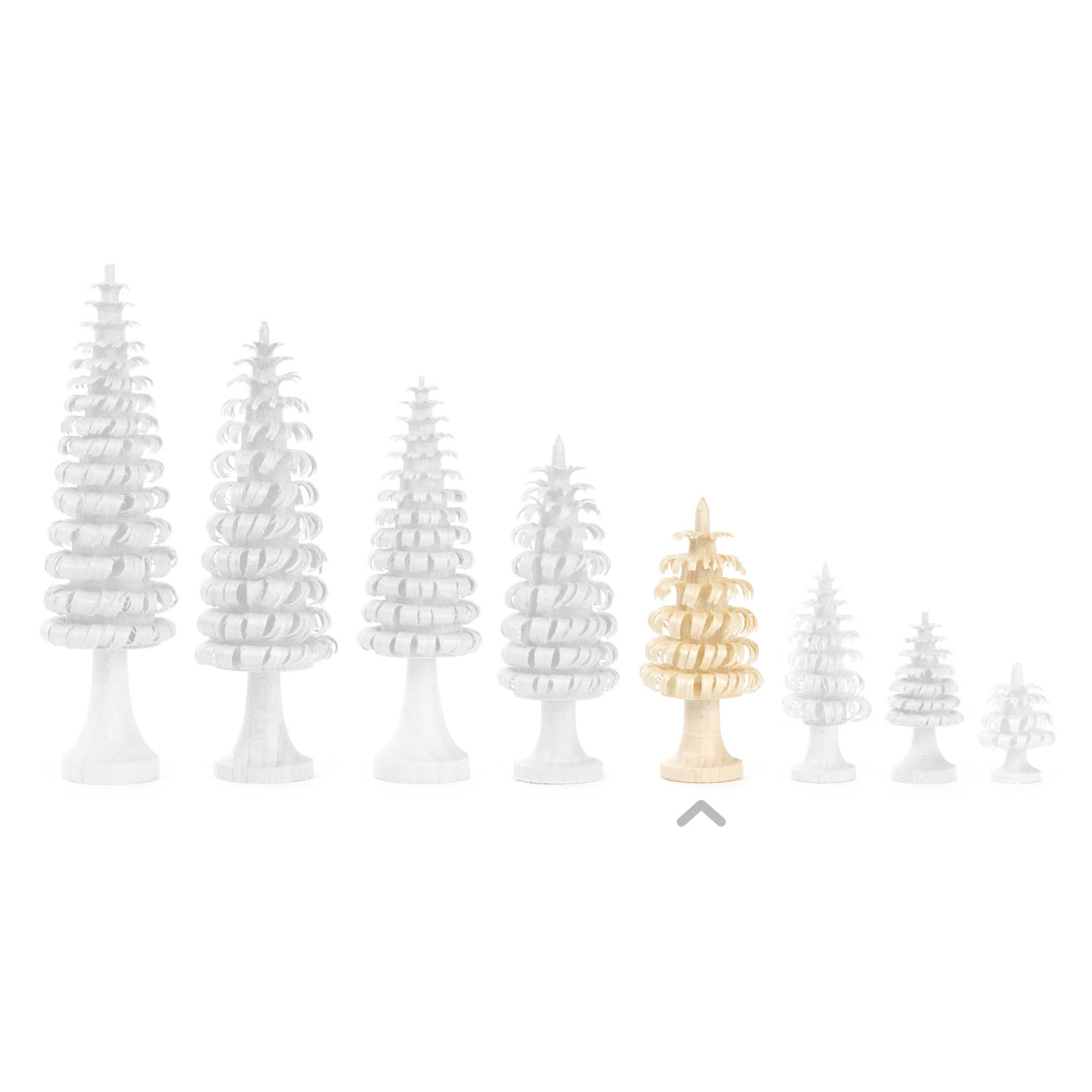 Gruppe von sieben weißen Ringelbäumen mit einem naturfarbenen Ringelbaum in der Mitte, alle mit sichtbaren Ringen und unterschiedlich groß.