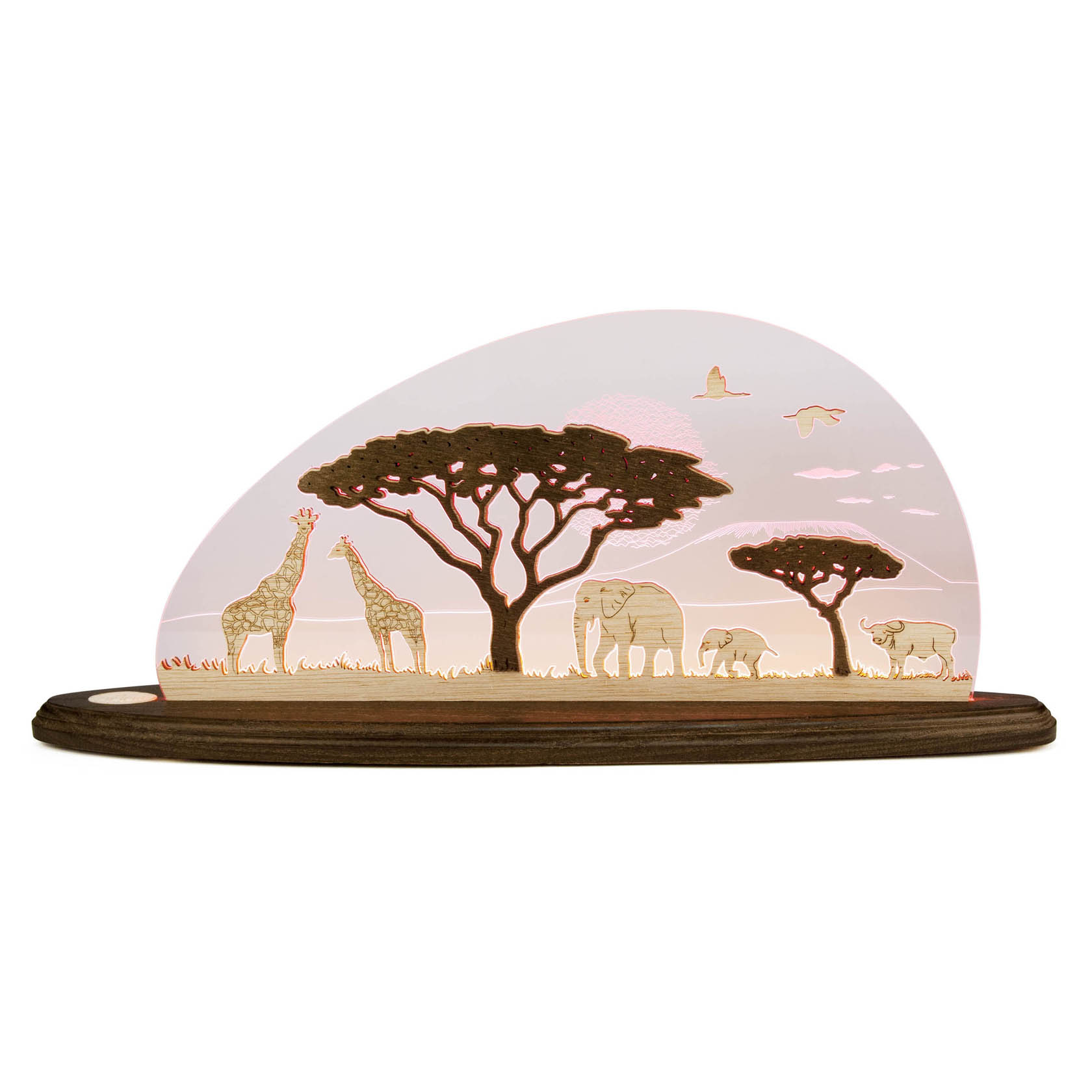 Safari-Motivleuchte mit zwei Giraffen, einem Elefanten und zwei Antilopen, die unter Akazienbäumen auf einer Holzplatte stehen. Vogel fliegt im Hintergrund. im Dregeno Online Shop günstig kaufen