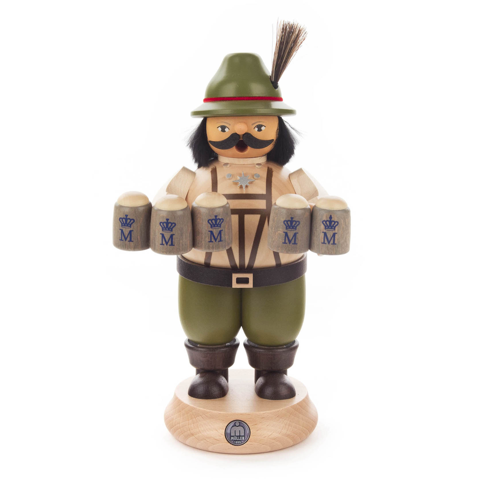 Ein traditioneller Räuchermann in bayerischer Tracht. Er trägt einen grünen Hut mit Feder, hat einen Schnurrbart und hält vier Bierkrüge mit 'M'-Logo. im Dregeno Online Shop günstig kaufen