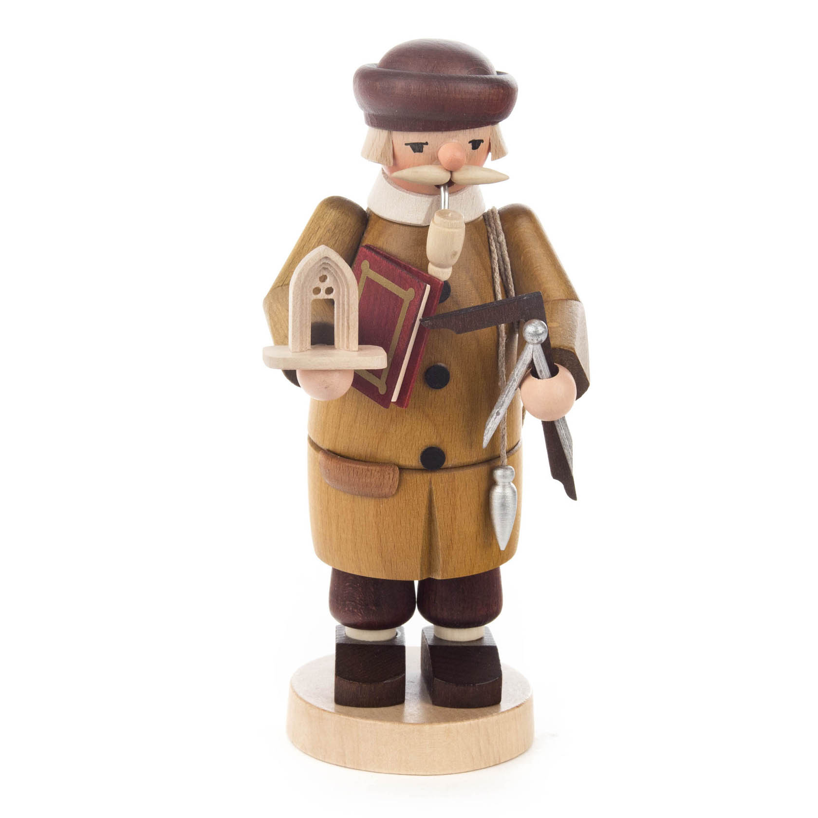 Holzfigur eines Baumeisters mit Pfeife, Buch und Modell eines gotischen Fensters in den Händen. Er trägt traditionelle Kleidung mit Hut und Stiefeln. im Dregeno Online Shop günstig kaufen
