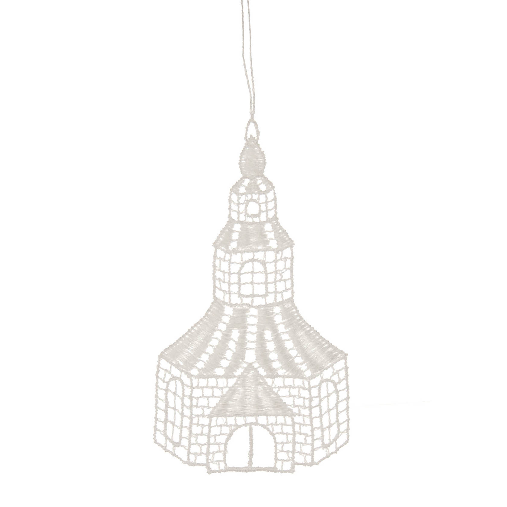 Ein filigranes, weißes Spitzenornament in Form einer Kirche aus Plauener Spitze, mit Turm und Rundbogen-Eingang. im Dregeno Online Shop günstig kaufen
