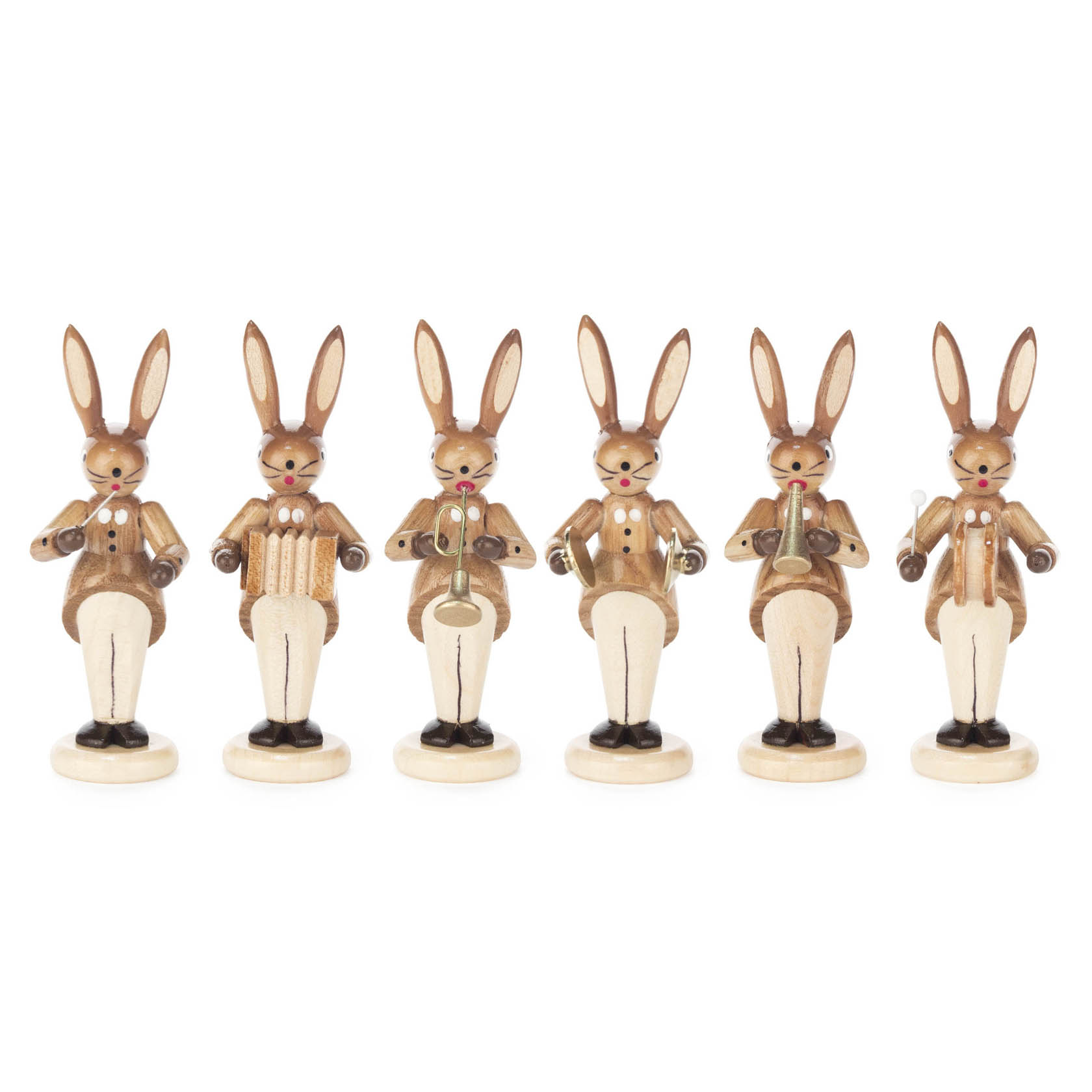 Sechs holzgeschnitzte Hasenfiguren in natürlicher Holzfarbe, die Musikinstrumente wie Akkordeon, Trompete, Becken, Trommel, Tuba und Geige spielen. im Dregeno Online Shop günstig kaufen