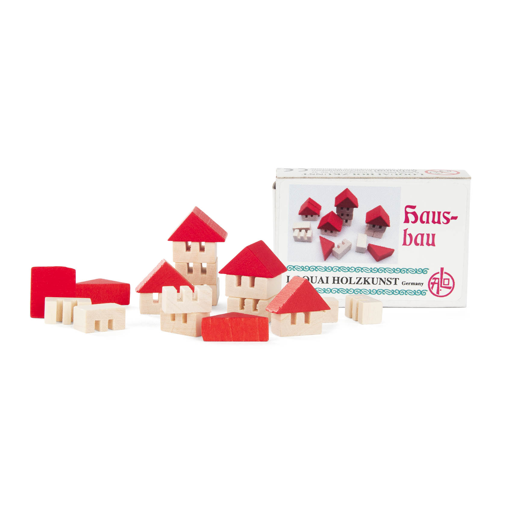 Eine Sammlung von kleinen Holzbausteinen in Form von Häusern mit roten Dächern und naturbelassenen Wänden. Daneben eine Verpackung mit der Aufschrift 'Hausbau'. im Dregeno Online Shop günstig kaufen