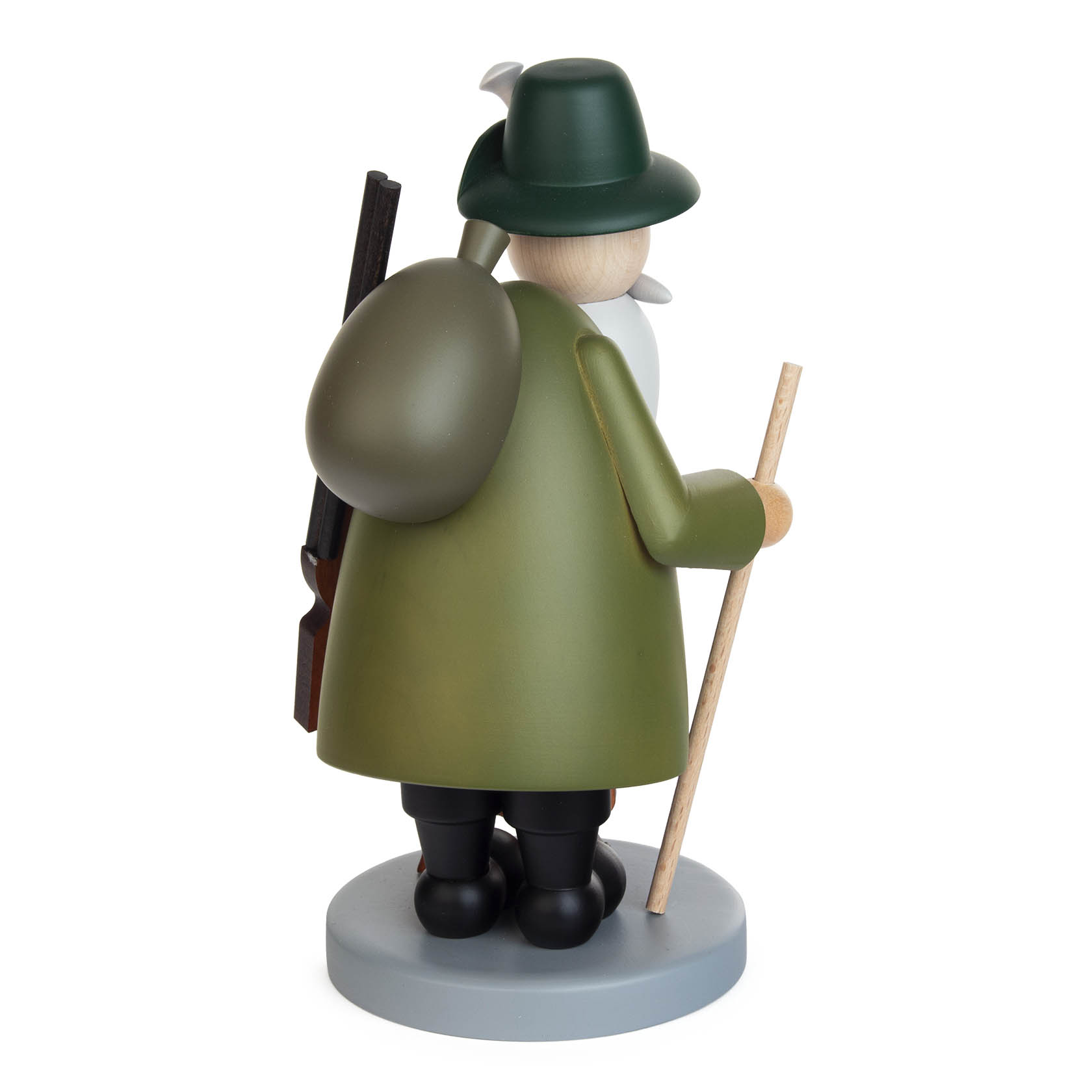 Ein hölzerner Räuchermann in grüner Försterkleidung mit Hut und Dackel, der einen Wanderstock hält und einen Rucksack sowie ein Gewehr auf dem Rücken trägt.