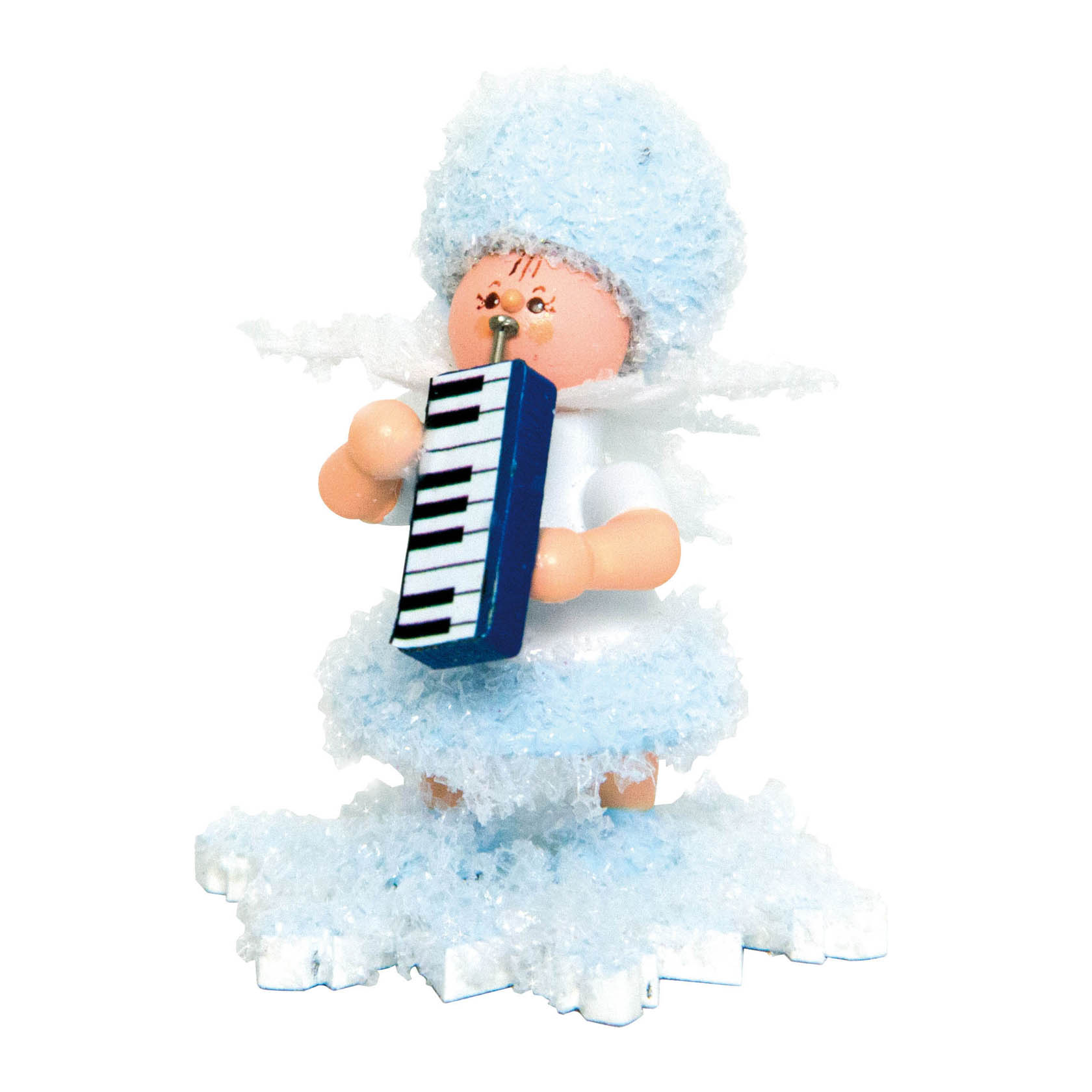 Niedliche Schneeflockenfigur mit blauem Outfit und Mütze spielt eine kleine Melodika, stehend auf einem schneeartigen Sockel. im Dregeno Online Shop günstig kaufen