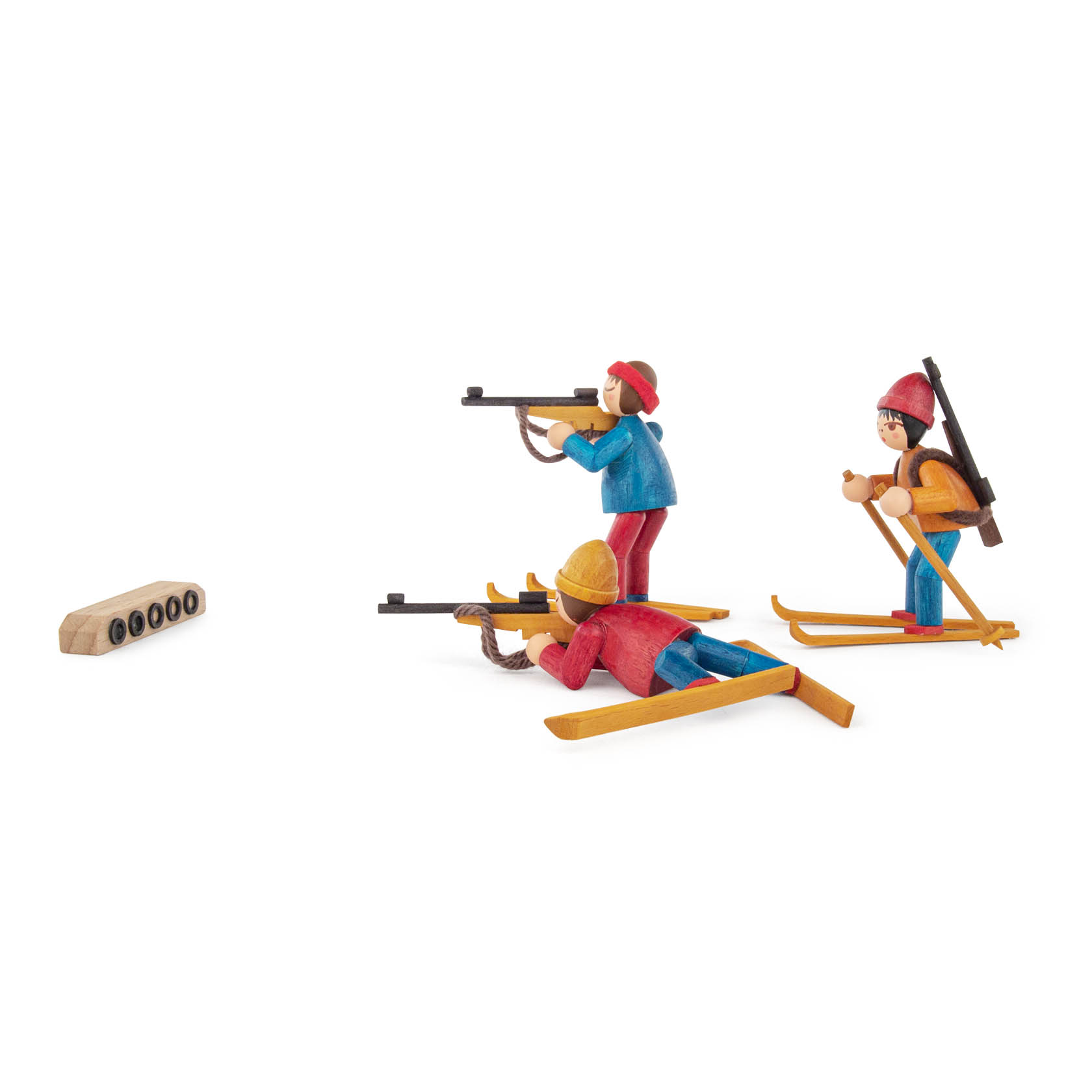 Drei bunte Holzfiguren, die Biathleten darstellen: eine liegend und zielend, eine kniend und zielend, und eine stehend mit Skiern und Gewehr. im Dregeno Online Shop günstig kaufen