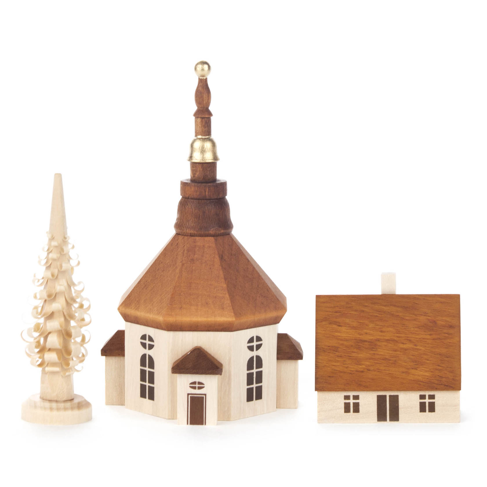 Holzkunst-Szene mit Seiffener Kirche, einem Holzhäuschen und einem detailreich geschnitzten Christbaum.