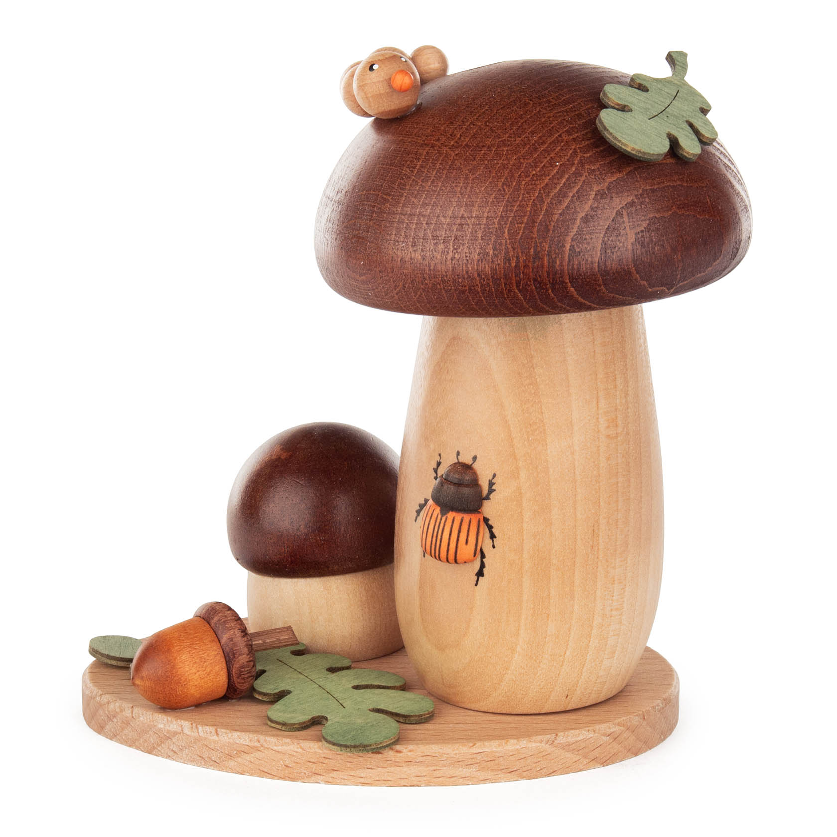 Dekorative Holzfigur eines Pilzes mit dunklem Hut und hellem Stiel. Ein Marienkäfer ist auf den Stiel gemalt. Daneben ein stehender Pilz und Eichel. im Dregeno Online Shop günstig kaufen