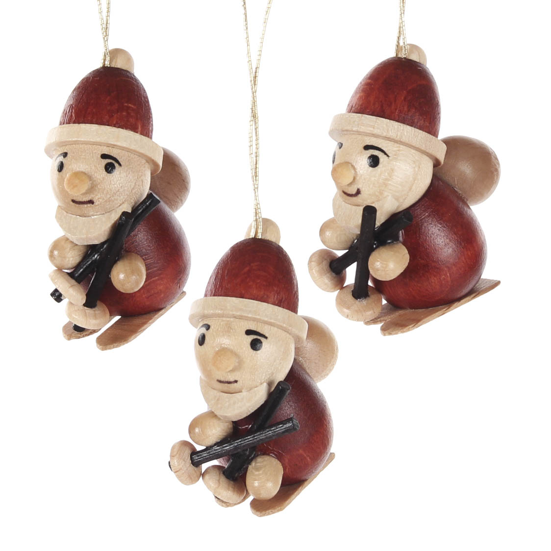 Drei kleine Holzweihnachtsmann-Figuren auf Schlitten, tragen rote Mäntel und Mützen, halten schwarze Schlittenlenker. im Dregeno Online Shop günstig kaufen