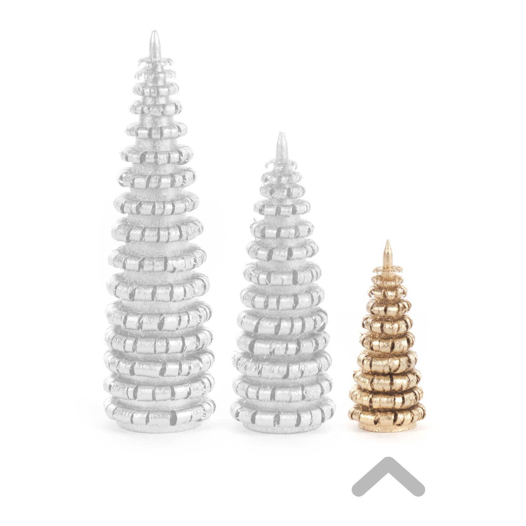Drei dekorative Ringelbäume ohne Stamm, zwei silberne und ein kleinerer goldfarbener Baum, stehend nebeneinander.