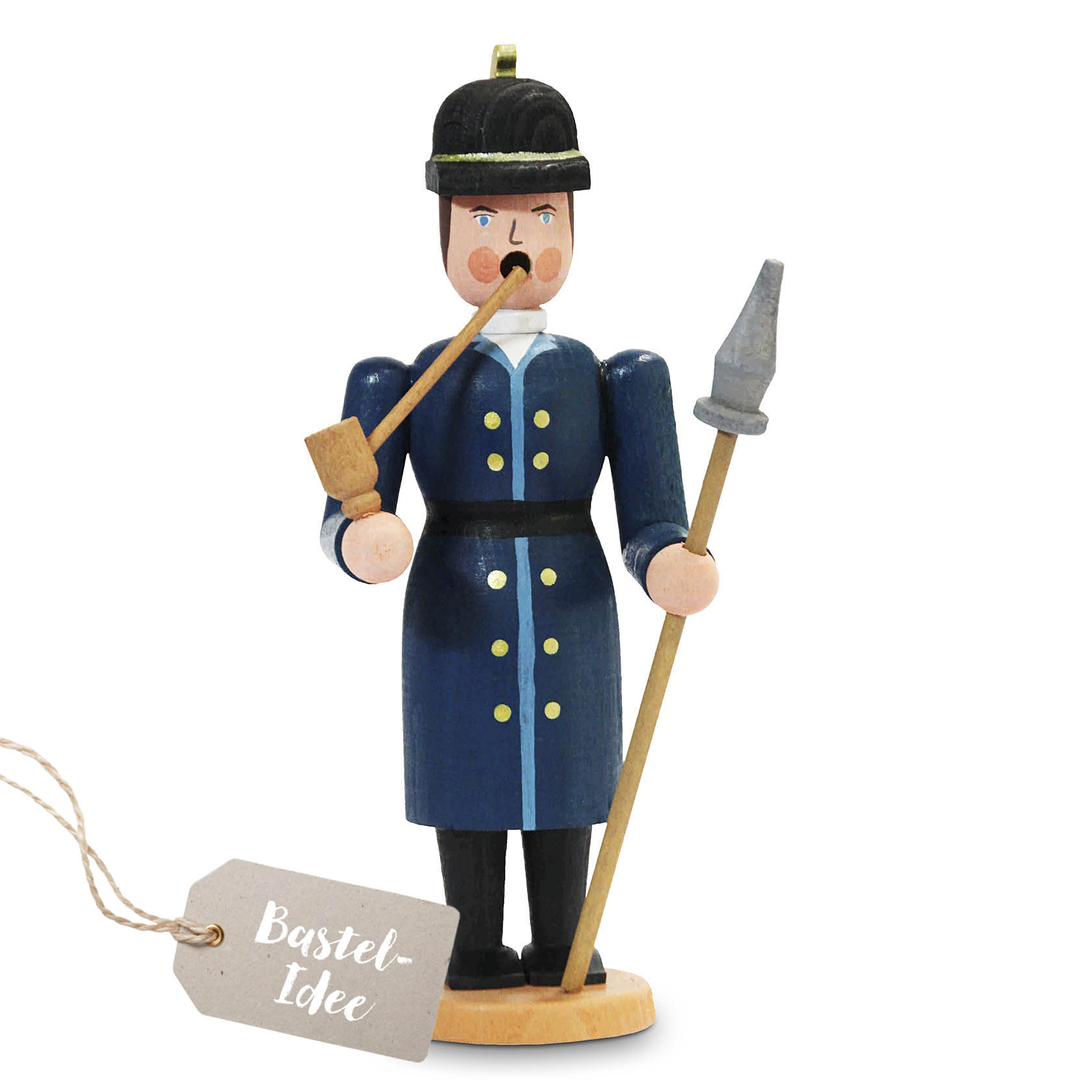Ein Räuchermännchen in Form eines Feuerwehrmanns mit dunkler Uniform, Helm, Pfeife im Mund und einer langen, spitzen Stange in der Hand. im Dregeno Online Shop günstig kaufen