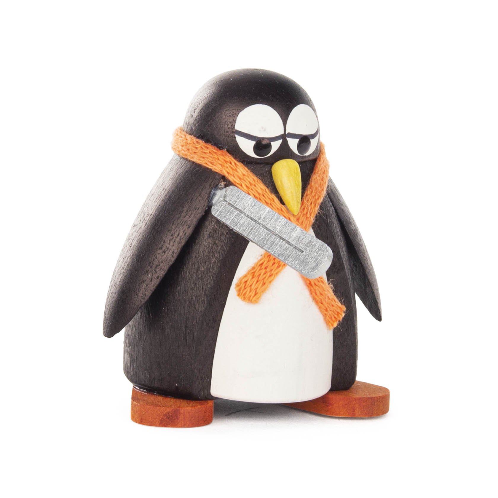 Holzfigur eines Pinguins mit orangefarbenem Schal und Gips am Flügel, namens 'Grippofit'. im Dregeno Online Shop günstig kaufen