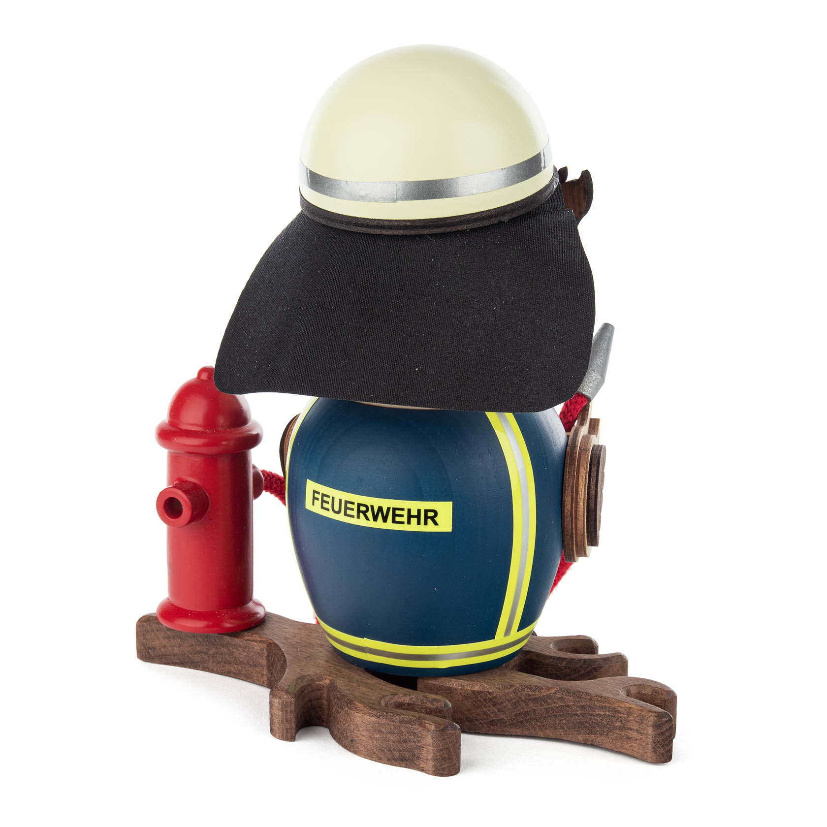 Holzfigur einer Räuchereule in Feuerwehruniform, mit einem Helm und einem Feuerwehrschlauch. An der Seite steht ein kleiner roter Hydrant.