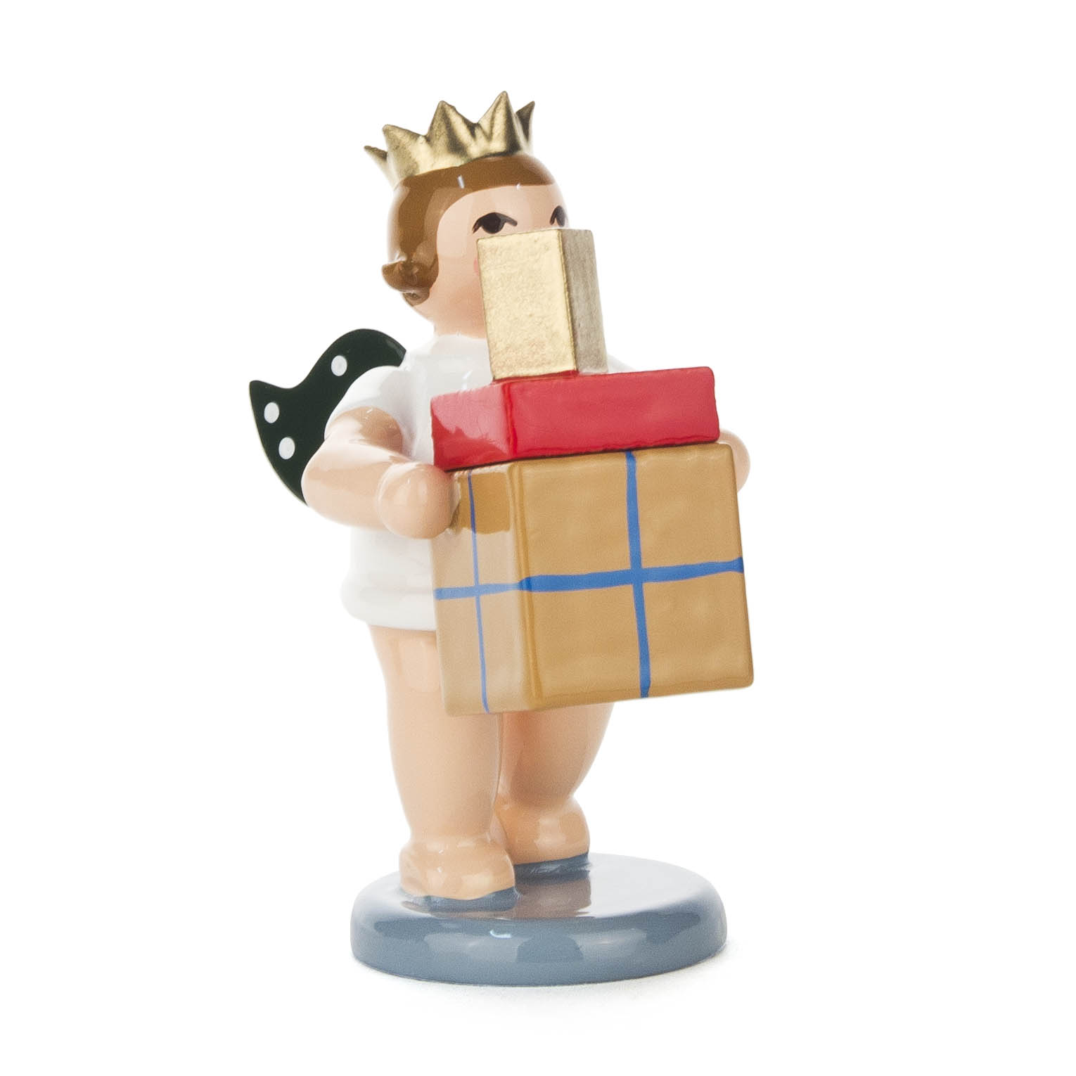 Eine Engel-Figur mit grünen Flügeln und goldener Krone hält zwei Geschenke in den Händen, ein goldfarbenes und ein größeres rot-braunes Geschenk.