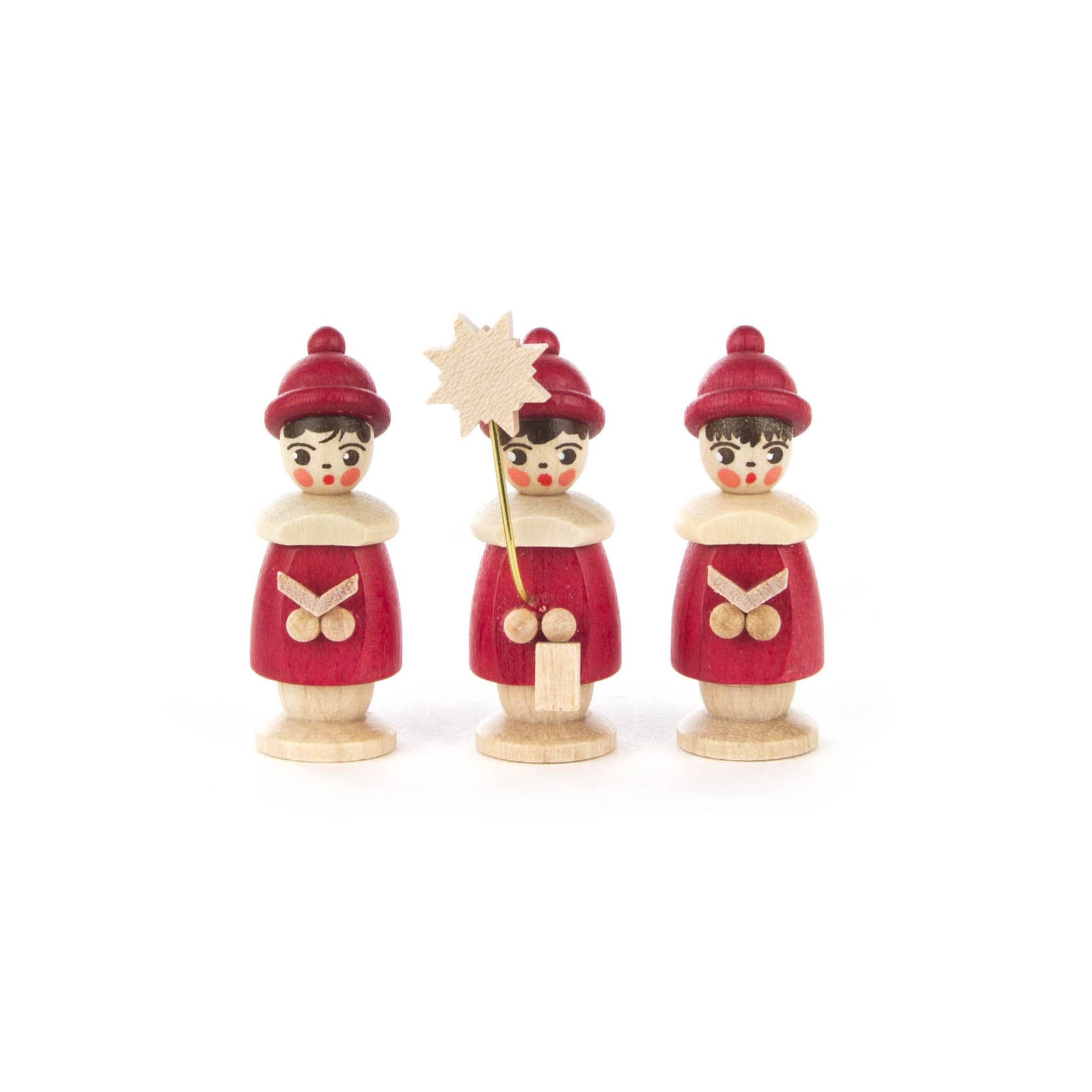 Drei handgefertigte Kurrendefiguren aus Holz in roter Kleidung. Eine Figur hält einen Sternstab. Alle tragen Hüte und weiße Kragen.
