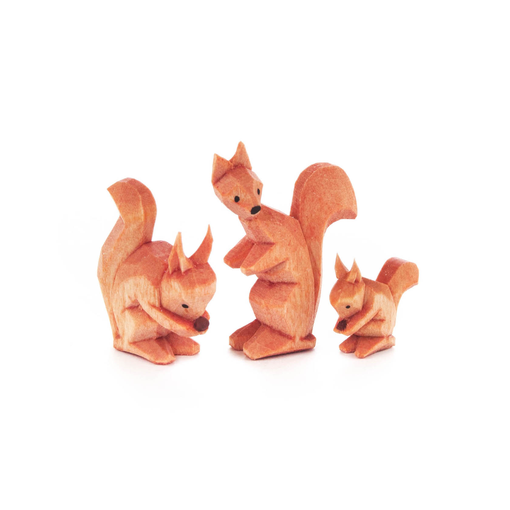 Drei geschnitzte Eichhörnchenfiguren aus Holz in verschiedenen Größen. Sie sind detailliert ausgearbeitet und wirken lebendig in ihrer Haltung. im Dregeno Online Shop günstig kaufen