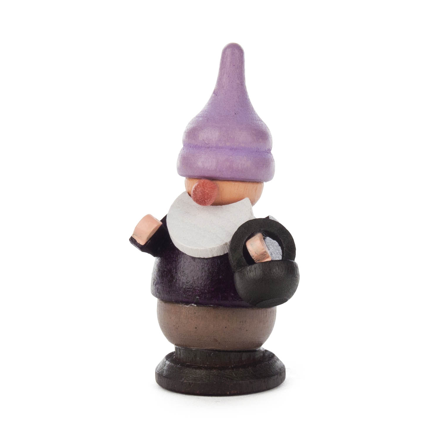Holzfigur eines Zwergs mit lila Mütze und schwarzem Korb in der rechten Hand. Der Zwerg hat ein weißes Bartschild und trägt dunkle Kleidung. im Dregeno Online Shop günstig kaufen