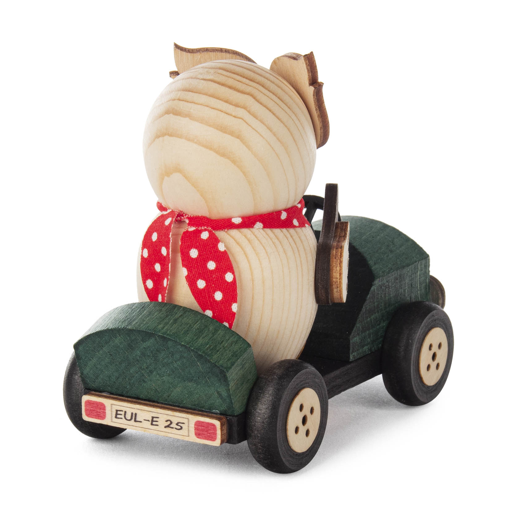 Holzeule mit rotem Schal fährt in einem grünen Spielzeugauto mit weißer Aufschrift EUL-E 25 am Heck.