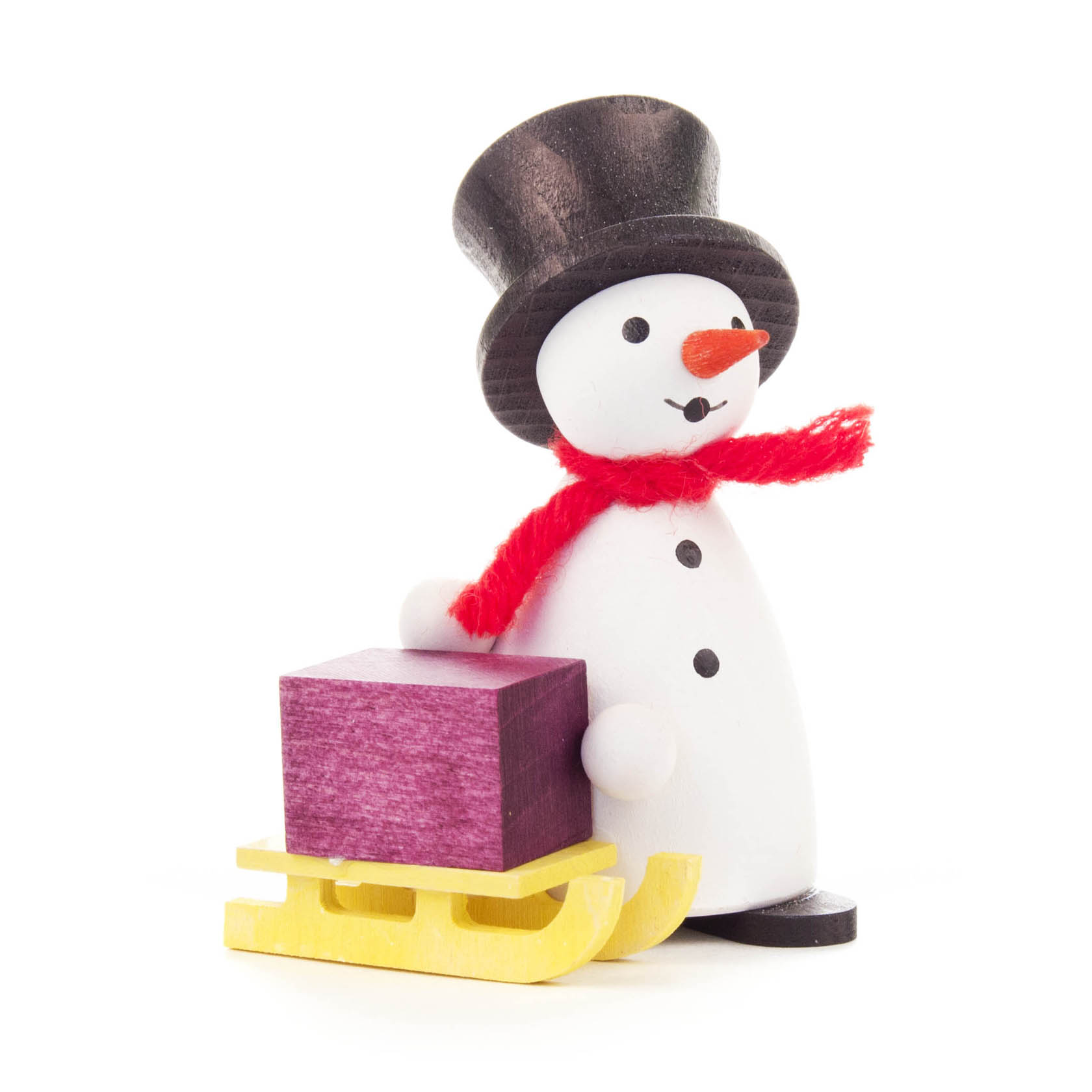 Ein Holzschneemann mit Zylinder und rotem Schal, hält einen gelben Schlitten mit einem lila Geschenk darauf. im Dregeno Online Shop günstig kaufen
