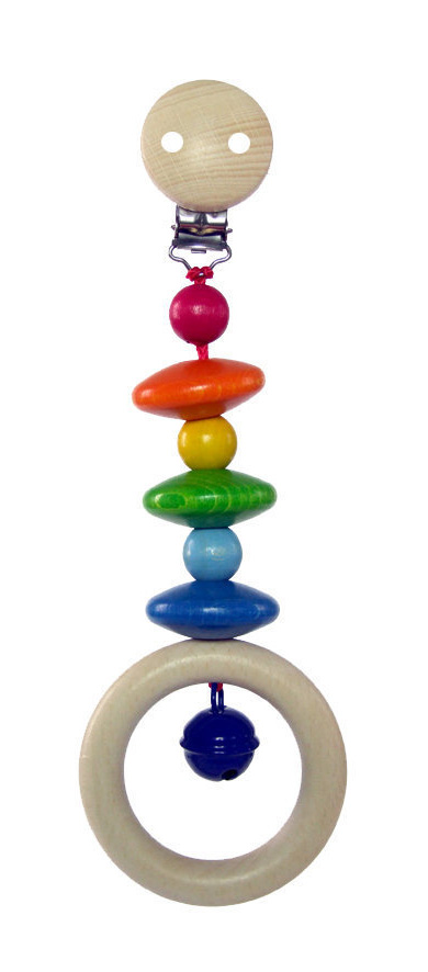 Ein bunter, hölzerner Wagenhänger mit großen Kugeln in Regenbogenfarben und einem großen Holzring am Ende. im Dregeno Online Shop günstig kaufen