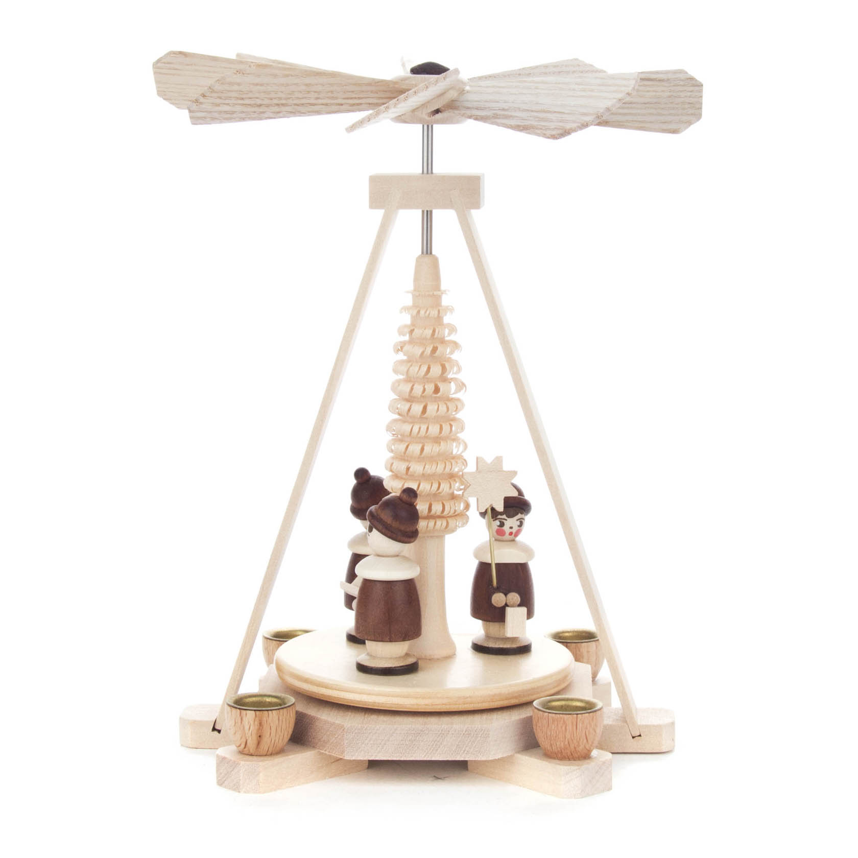 Holz-Pyramide mit drei Kurrende-Sängern um einen spiralförmigen Weihnachtsbaum. Pyramide wird von vier Kerzenhaltern umgeben. im Dregeno Online Shop günstig kaufen