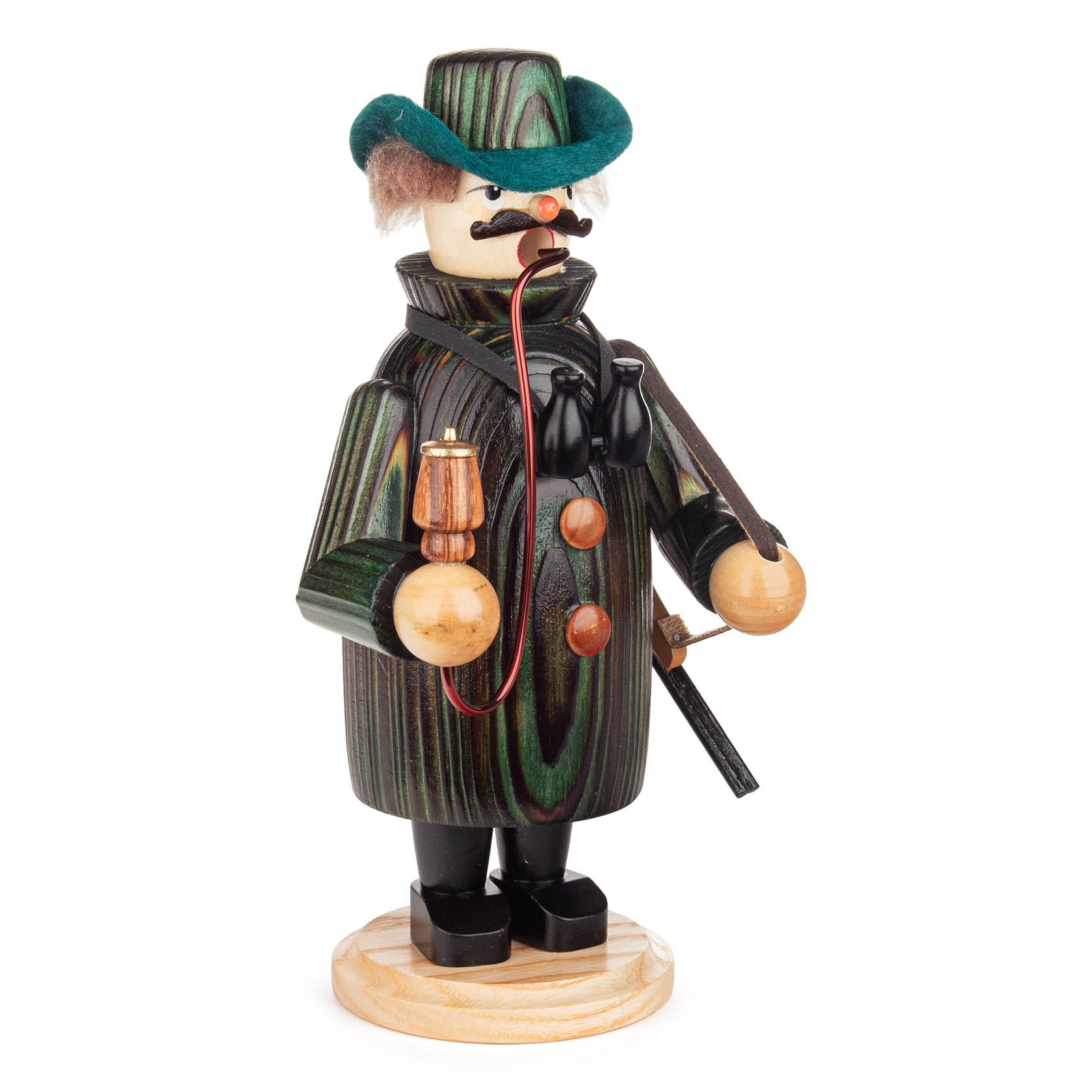 Ein traditioneller grüner Räuchermann in Form eines Jägers, mit Pfeife, Gewehr und Bart.
