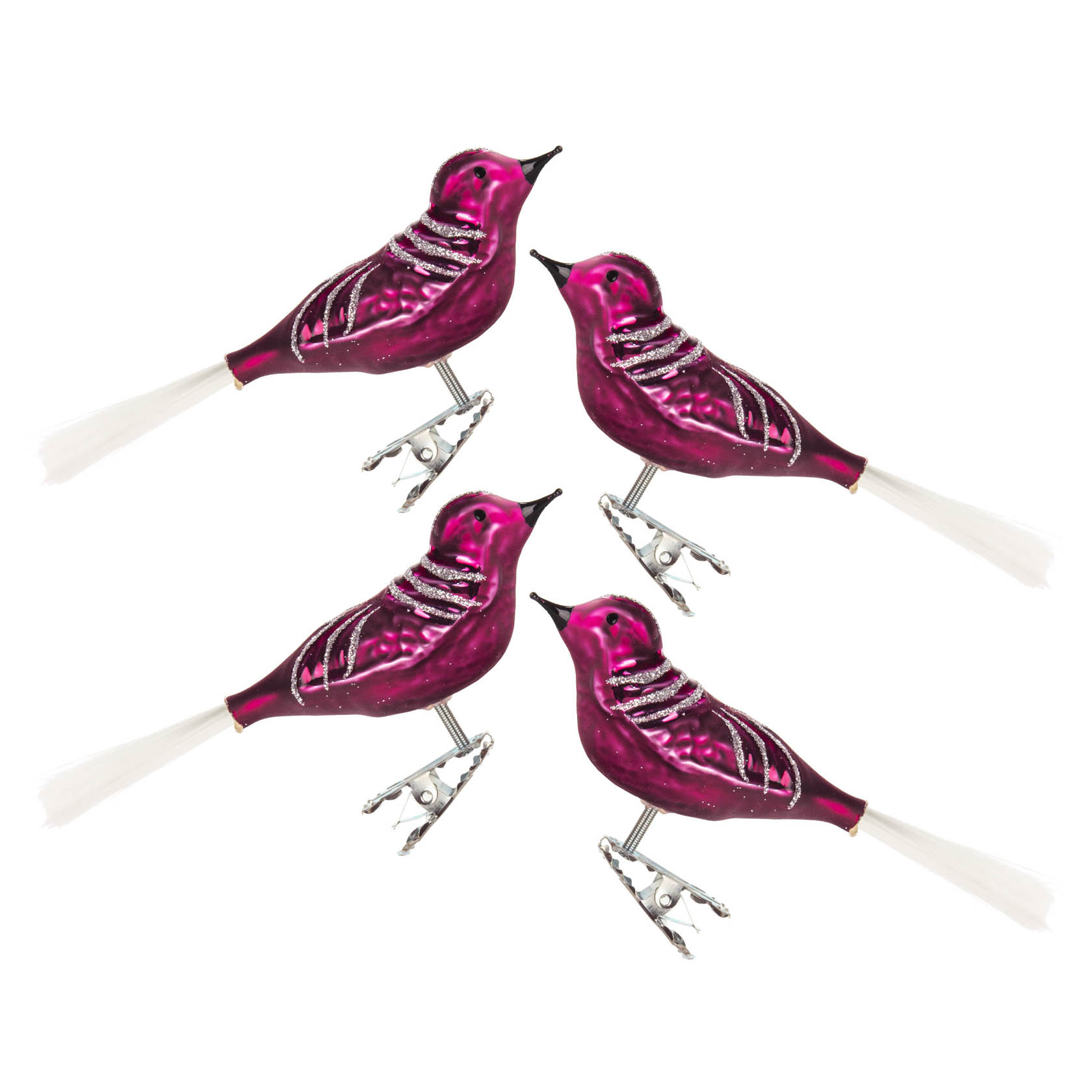 Vier mattierte, beerenfarbene Vögel als Christbaumschmuck, mit schimmernden Streifen verziert und weißen Schwanzfedern, befestigt an Clips. im Dregeno Online Shop günstig kaufen