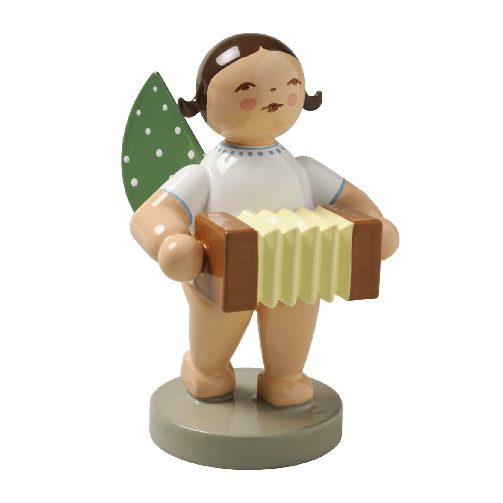 Engelfigur mit grünen Flügeln und weißen Punkten hält eine Harmonika in beiden Händen. im Dregeno Online Shop günstig kaufen