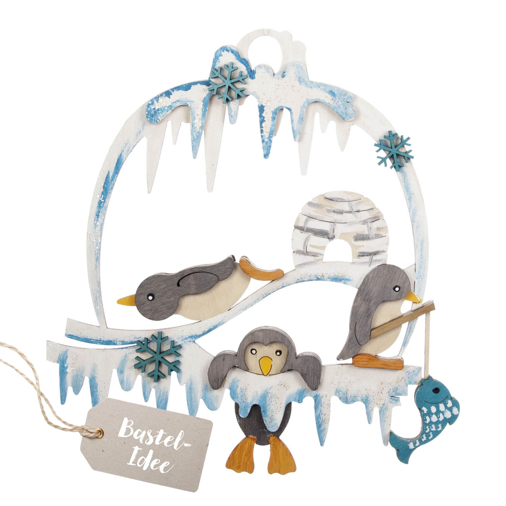 Bastelset Fensterbild zeigt zwei Pinguine auf einer vereisten Fläche. Einer fischt, der andere rutscht, mit einem Iglu und Eiszapfen dekoriert. im Dregeno Online Shop günstig kaufen