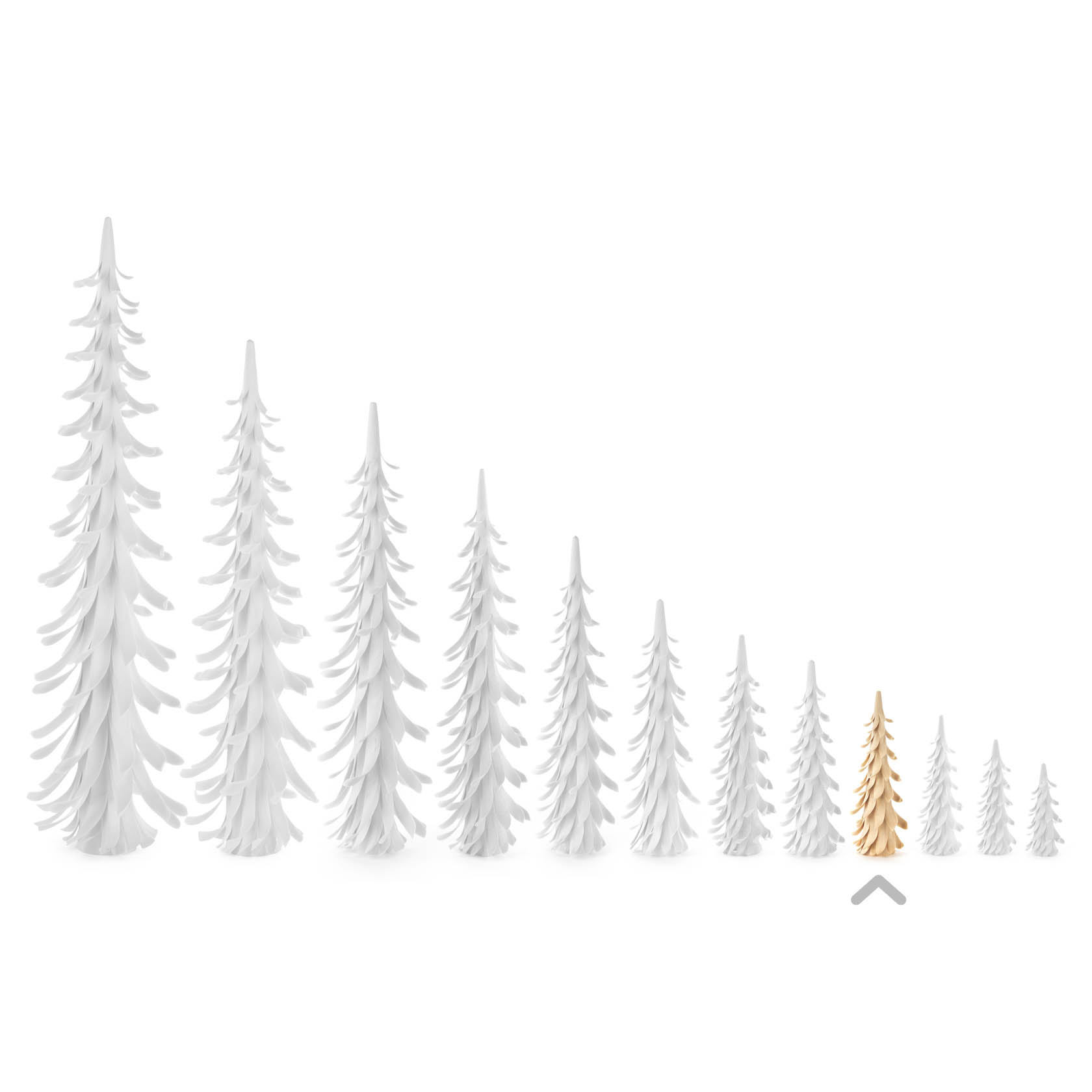 Eine Reihe von zwölf spiralförmigen Weihnachtsbäumen, aus weißem Material, in verschiedenen Größen. Der zweitkleinste Baum ist golden.