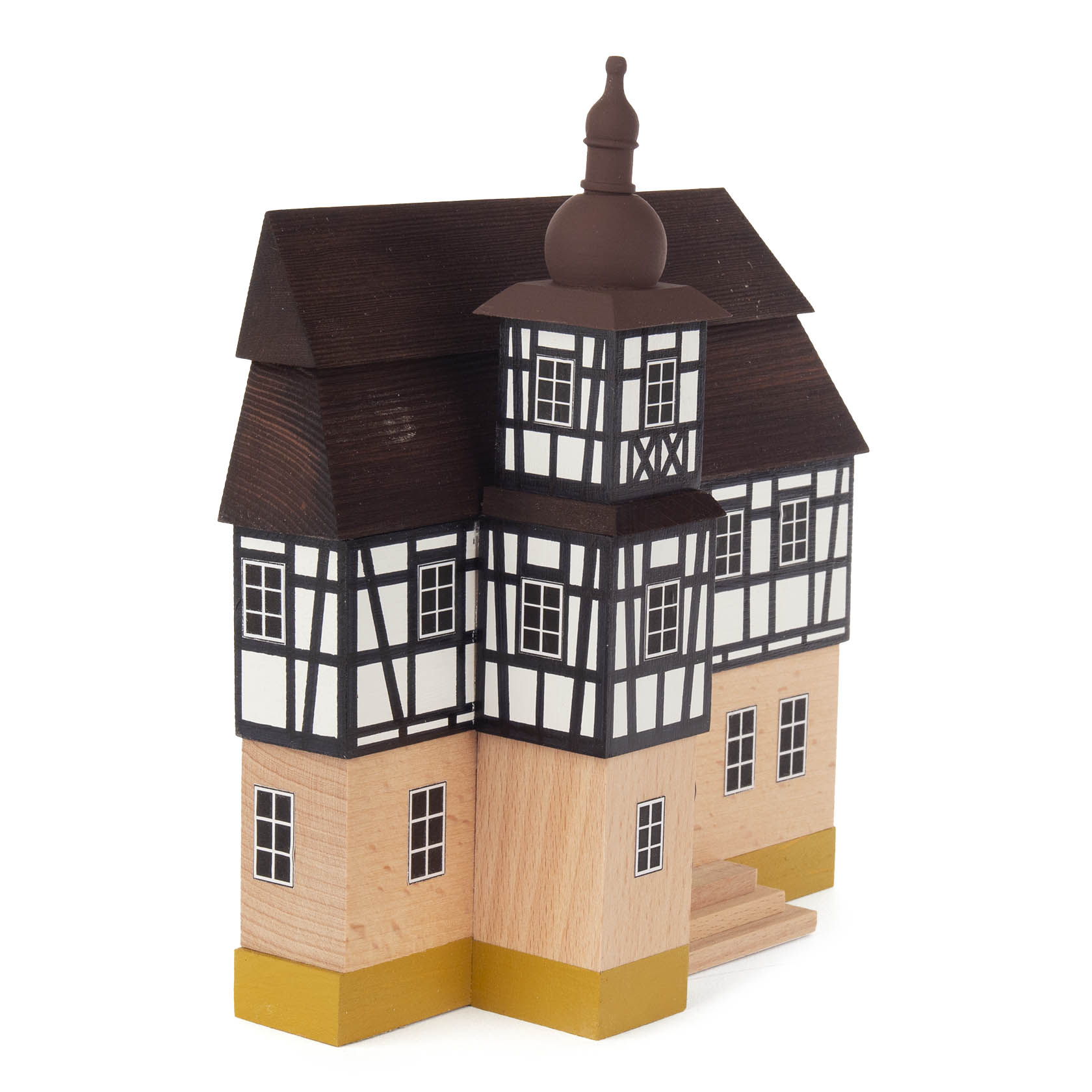 Modell eines zweistöckigen Fachwerk-Rathauses mit Turm und steilem Dach, Holzkonstruktion mit schwarz-weißen Balken und Naturholzbasis.