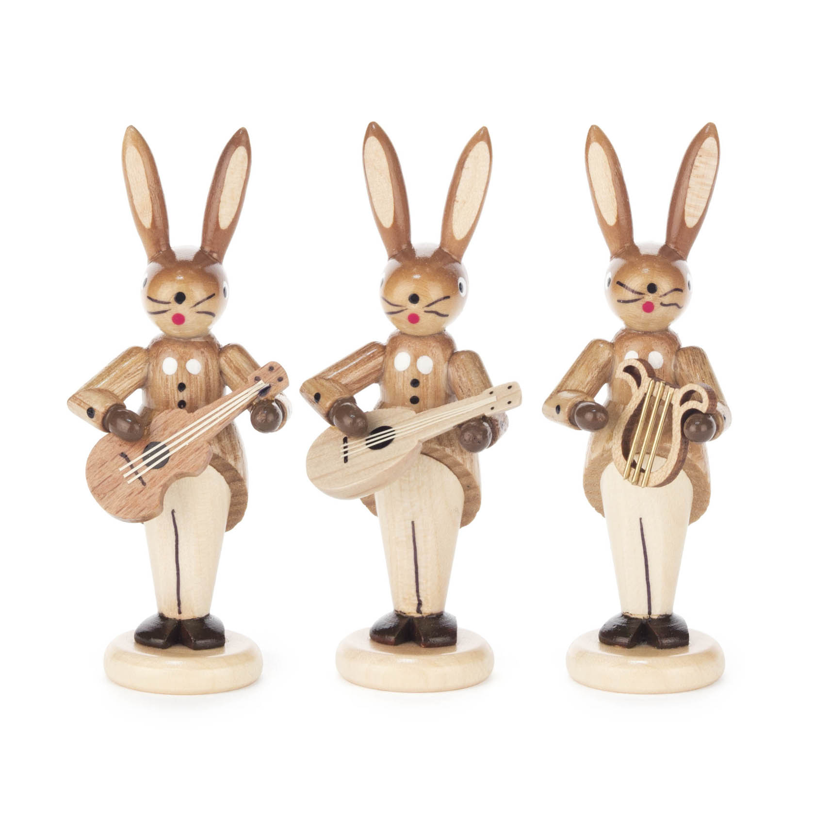 Drei hölzerne Hasenfiguren, jede spielt ein Musikinstrument: Gitarre, Mandoline und Lyra, in einem natürlichen Holzton gehalten. im Dregeno Online Shop günstig kaufen