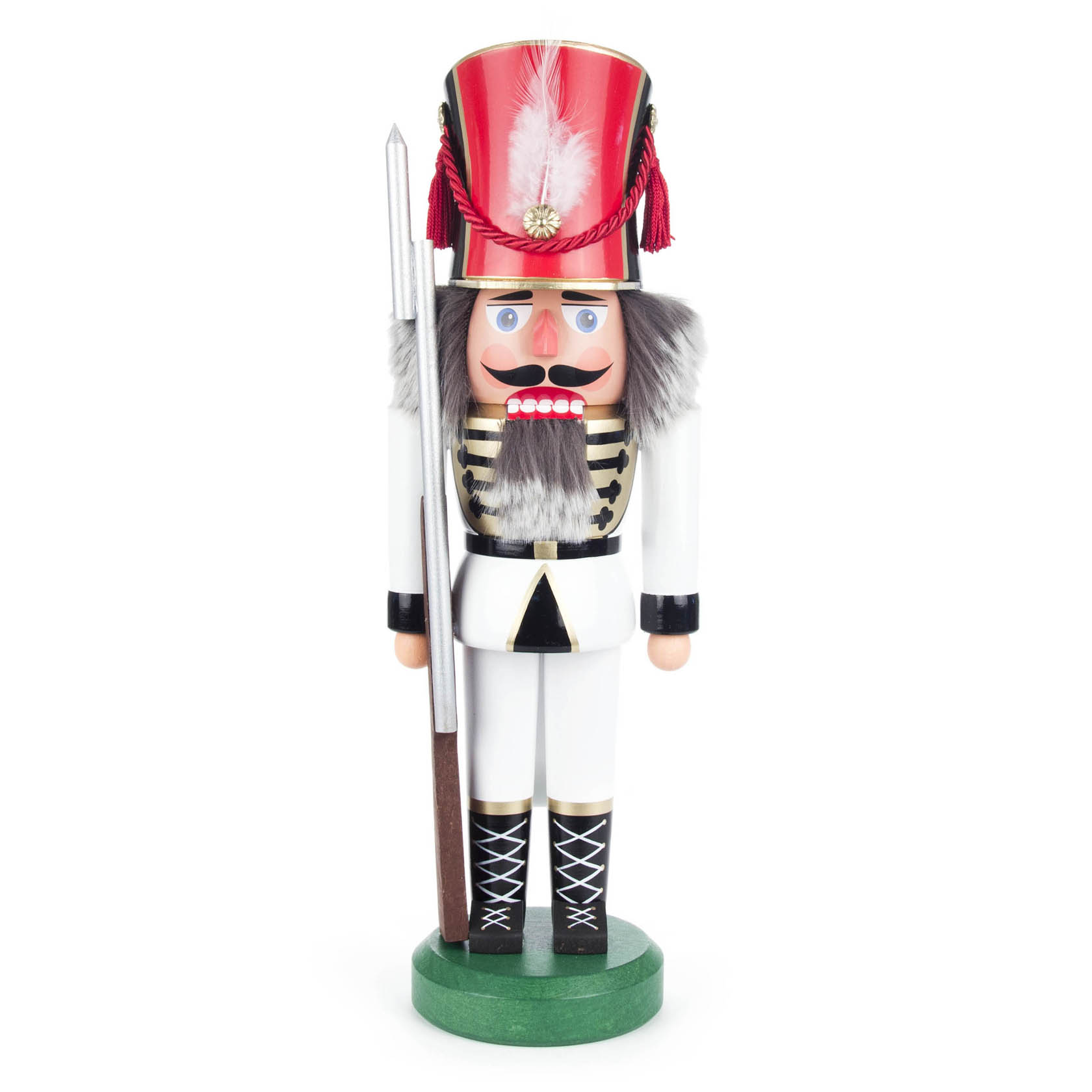Ein traditioneller Nussknacker in Form eines Soldaten, 38 cm groß, mit weißer Uniform, rotem Hut mit Feder, schwarzem Gürtel und Gewehr auf grünem Sockel.