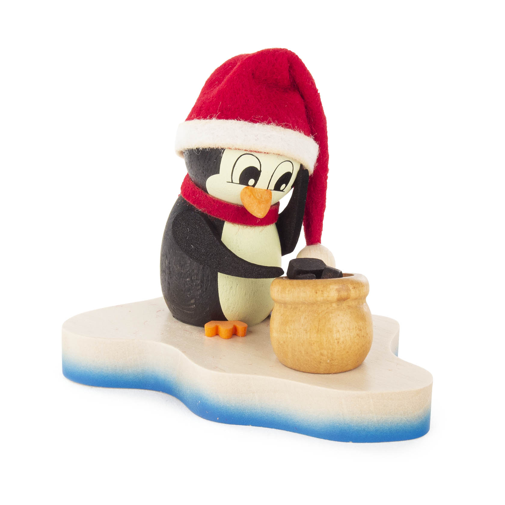 Holzfigur eines Pinguins mit roter Mütze und Schal, der auf einer eisförmigen Grundlage steht und in einen Topf mit Kohlen blickt. im Dregeno Online Shop günstig kaufen
