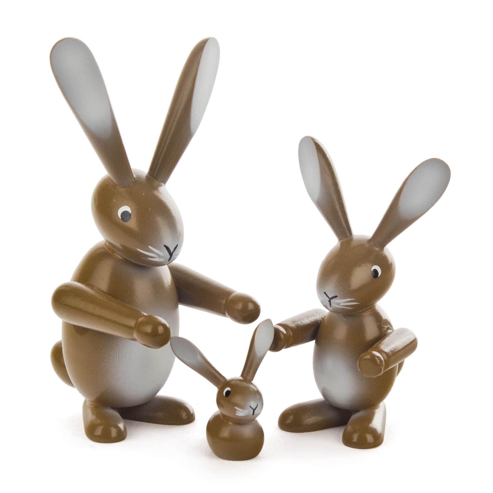 Drei hölzerne Hasenfiguren, bestehend aus einem großen, einem mittleren und einem kleinen Hasen. Alle sind braun mit weißen Ohren und stehenden Ohren. im Dregeno Online Shop günstig kaufen