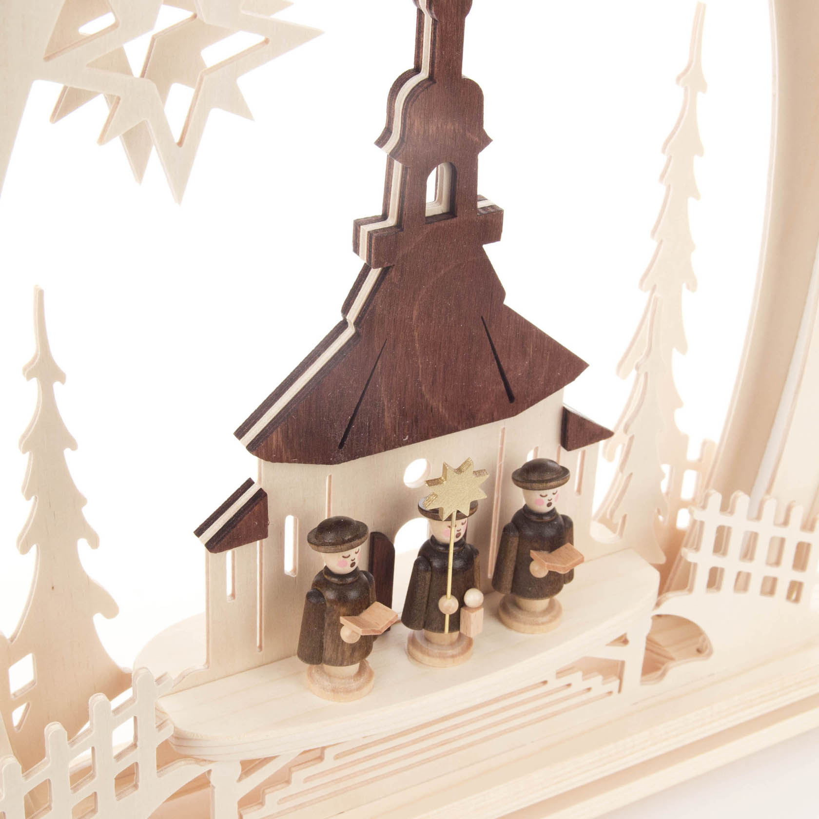 Holzbogen mit der Seiffener Kirche in der Mitte und drei Kurrendesängern mit Notenbüchern darunter, LED-beleuchtet.