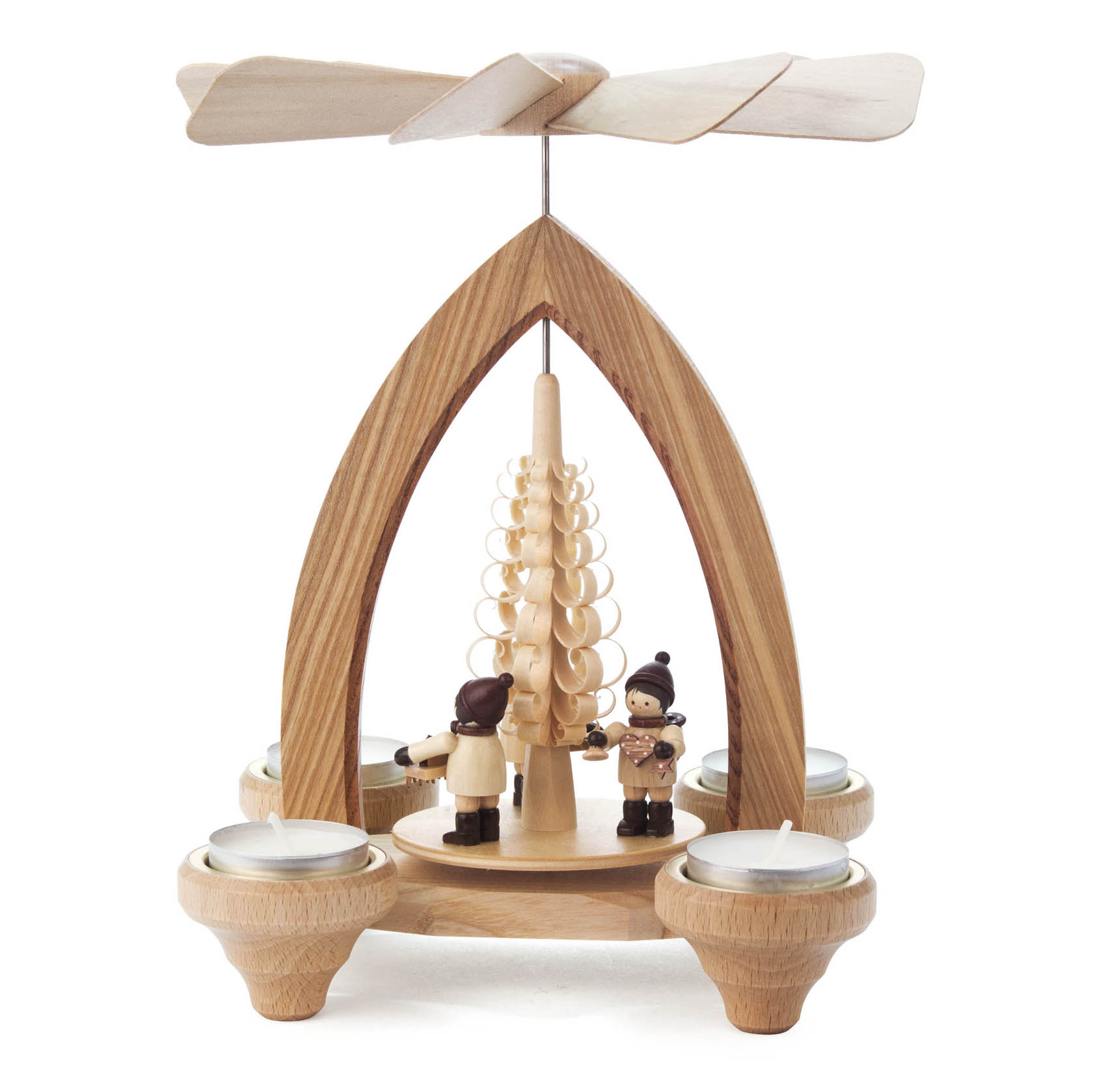 Holzpyramide mit drehbarem Flügel oben, drei Teelichthaltern am Boden und zwei Striezelkindern, die um einen Weihnachtbaum tanzen.
