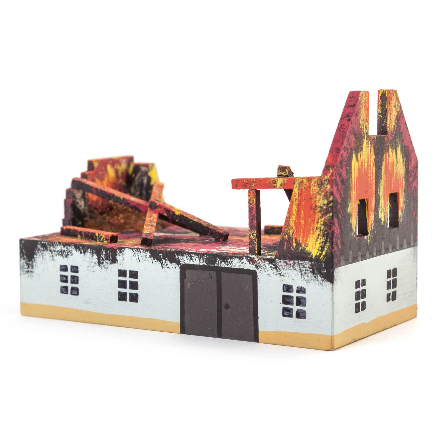 Miniaturmodell einer Scheune mit sichtbaren Brandschäden und verkohltem Dach, teilweise eingestürzt. Die Wände sind rußgeschwärzt. im Dregeno Online Shop günstig kaufen