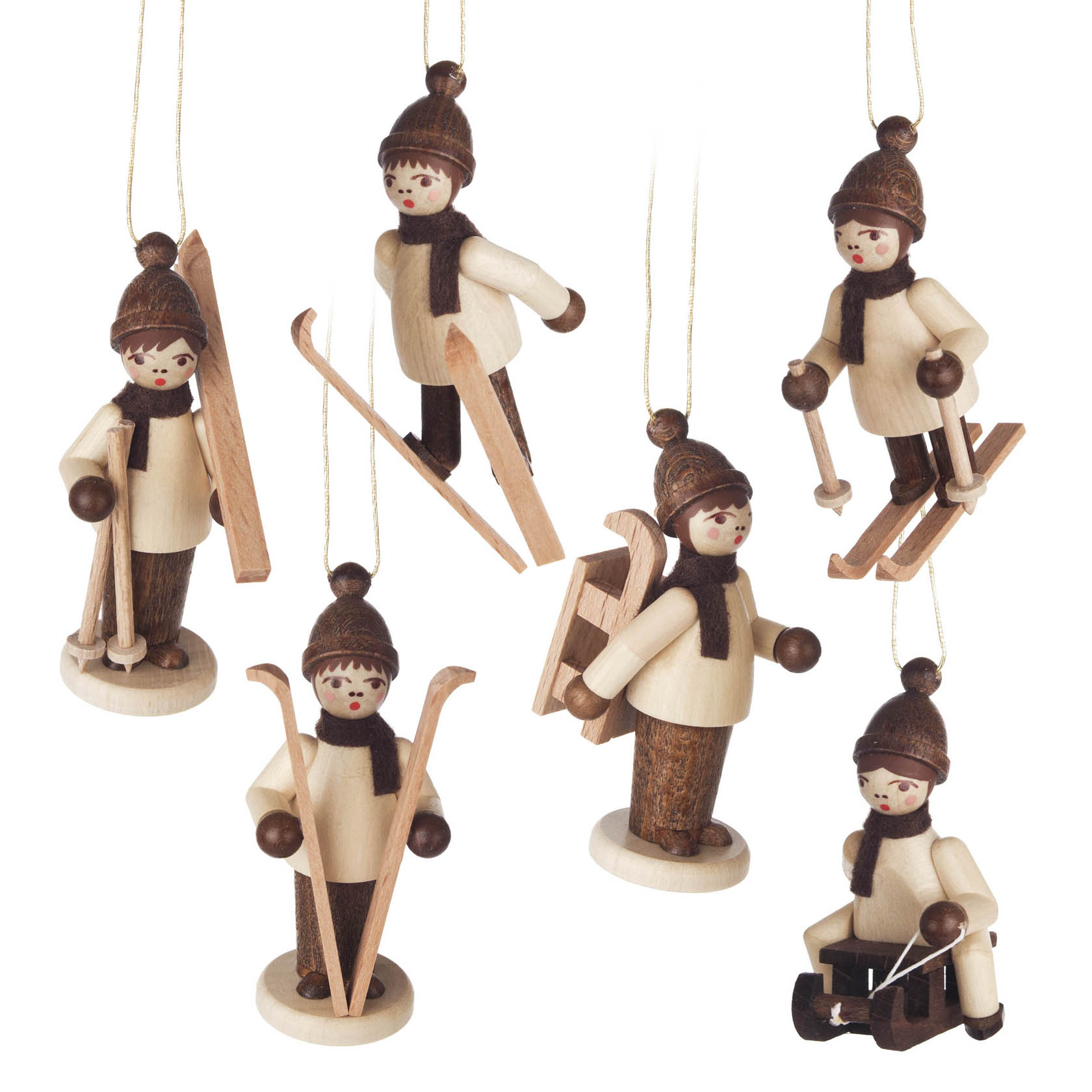 Sechs Holzfiguren von Winterkindern beim Skifahren und Rodeln, alle mit braunen Hüten und Schals, als Baumanhänger gestaltet. im Dregeno Online Shop günstig kaufen