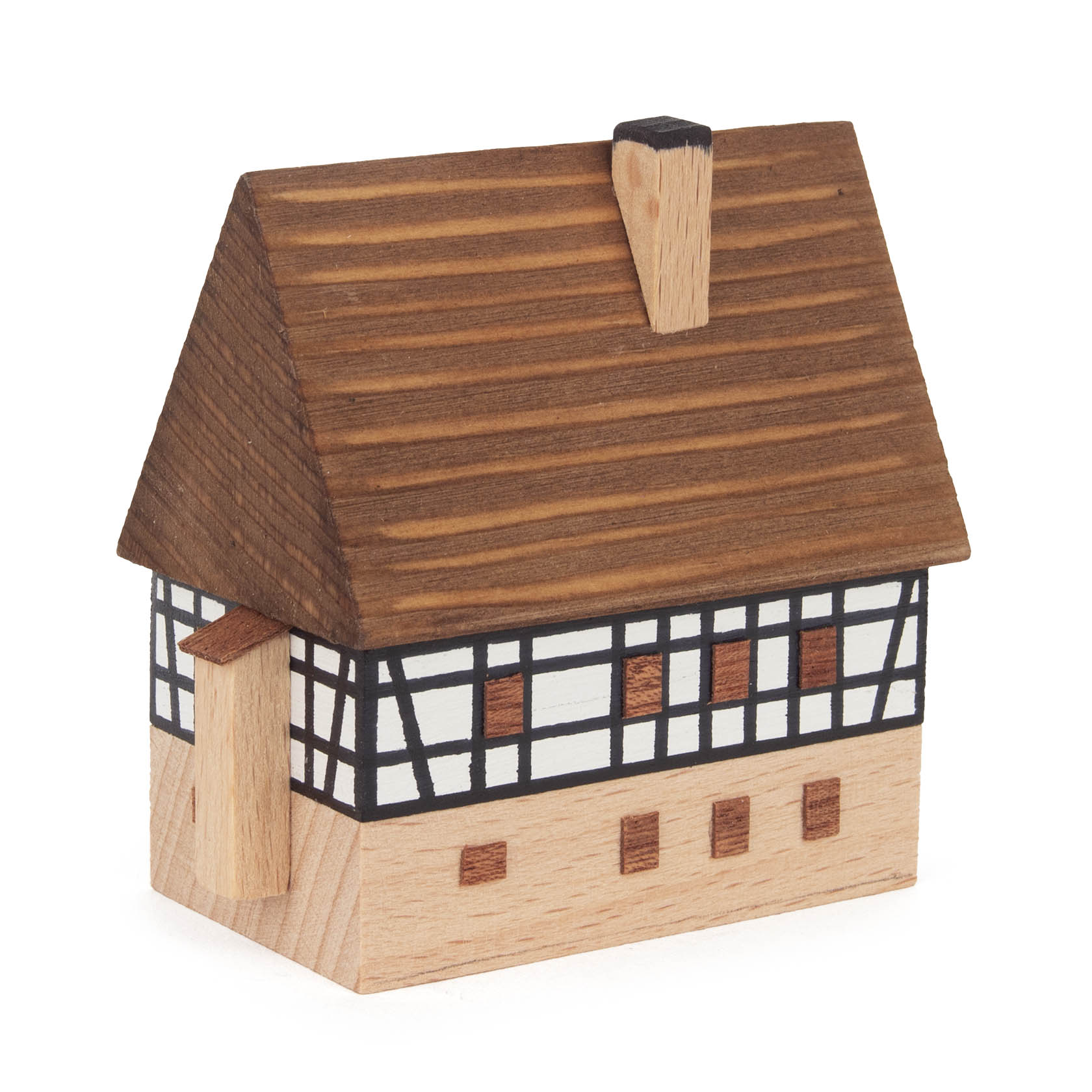 Kleine zweistöckige Miniatur-Fachwerkscheune mit braunem Satteldach und Schornstein, schwarzem Fachwerk und weißen Wänden.