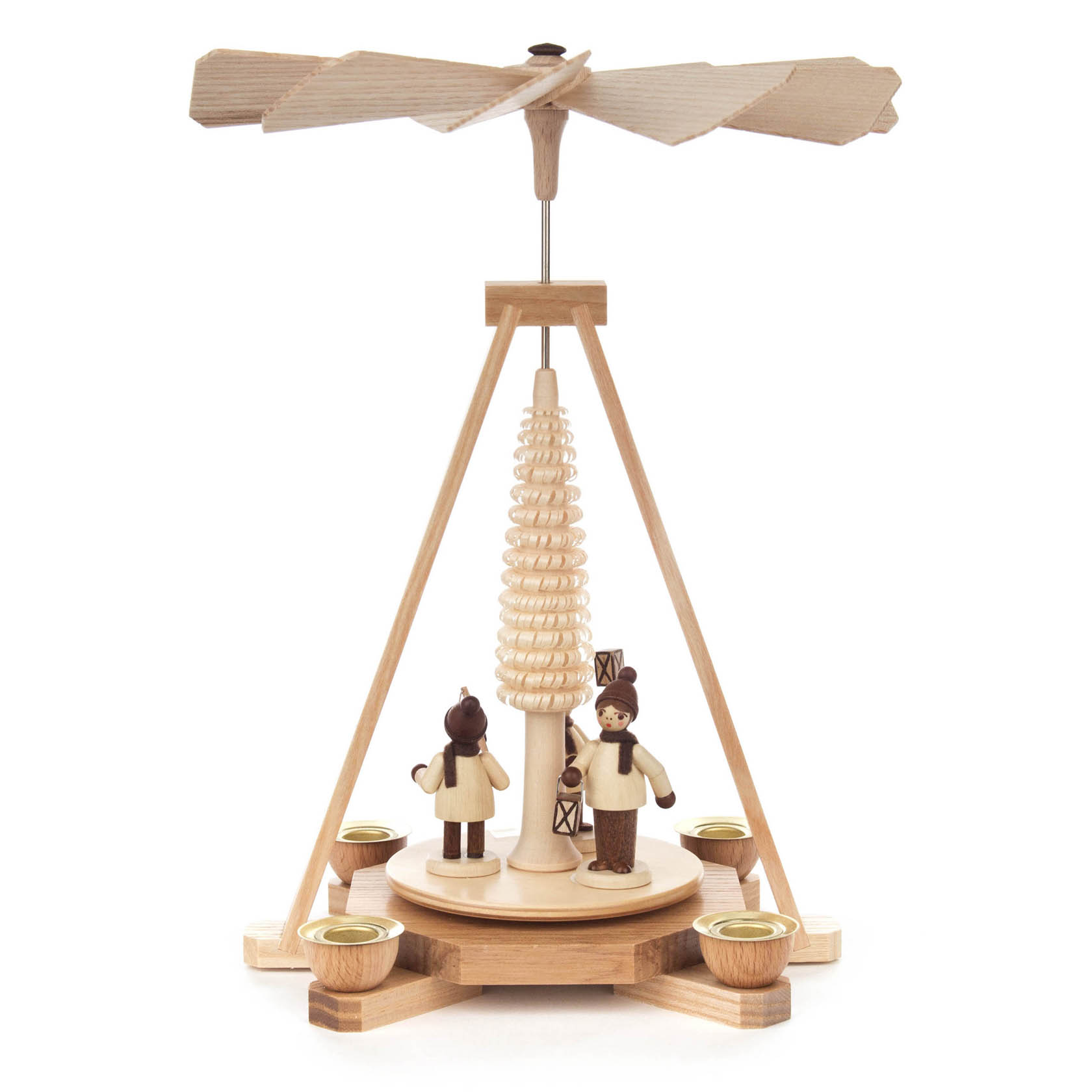 Holzpyramide mit drei Figuren, die Laternen halten. Eine helle Holzstruktur bildet den Mittelpunkt, eine drehbare Flügelkonstruktion oben.