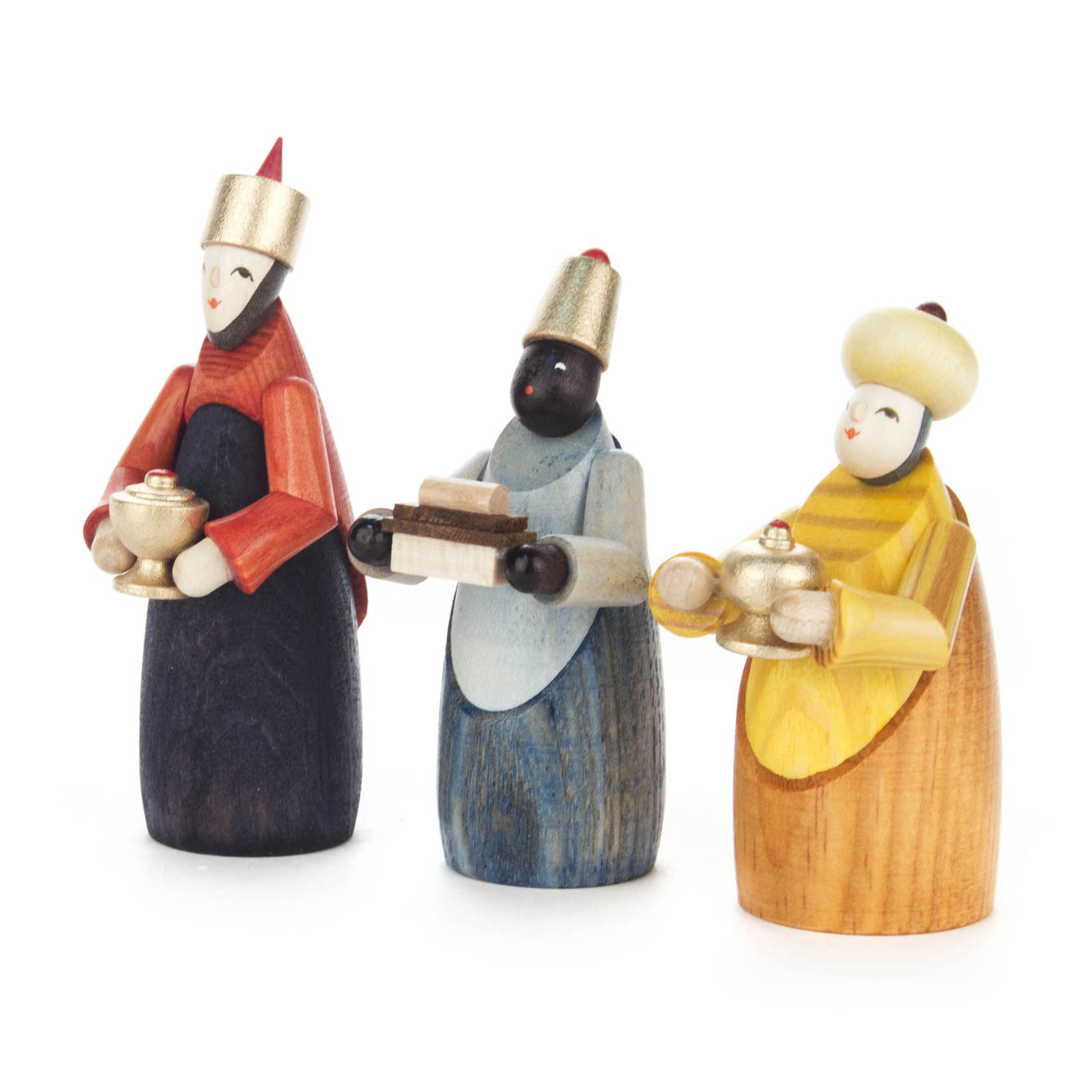Drei farbenfrohe Holzfiguren der Heiligen Drei Könige, jede mit einem Geschenk in der Hand. Einer hat einen dunklen Teint, die anderen zwei einen hellen Teint. im Dregeno Online Shop günstig kaufen