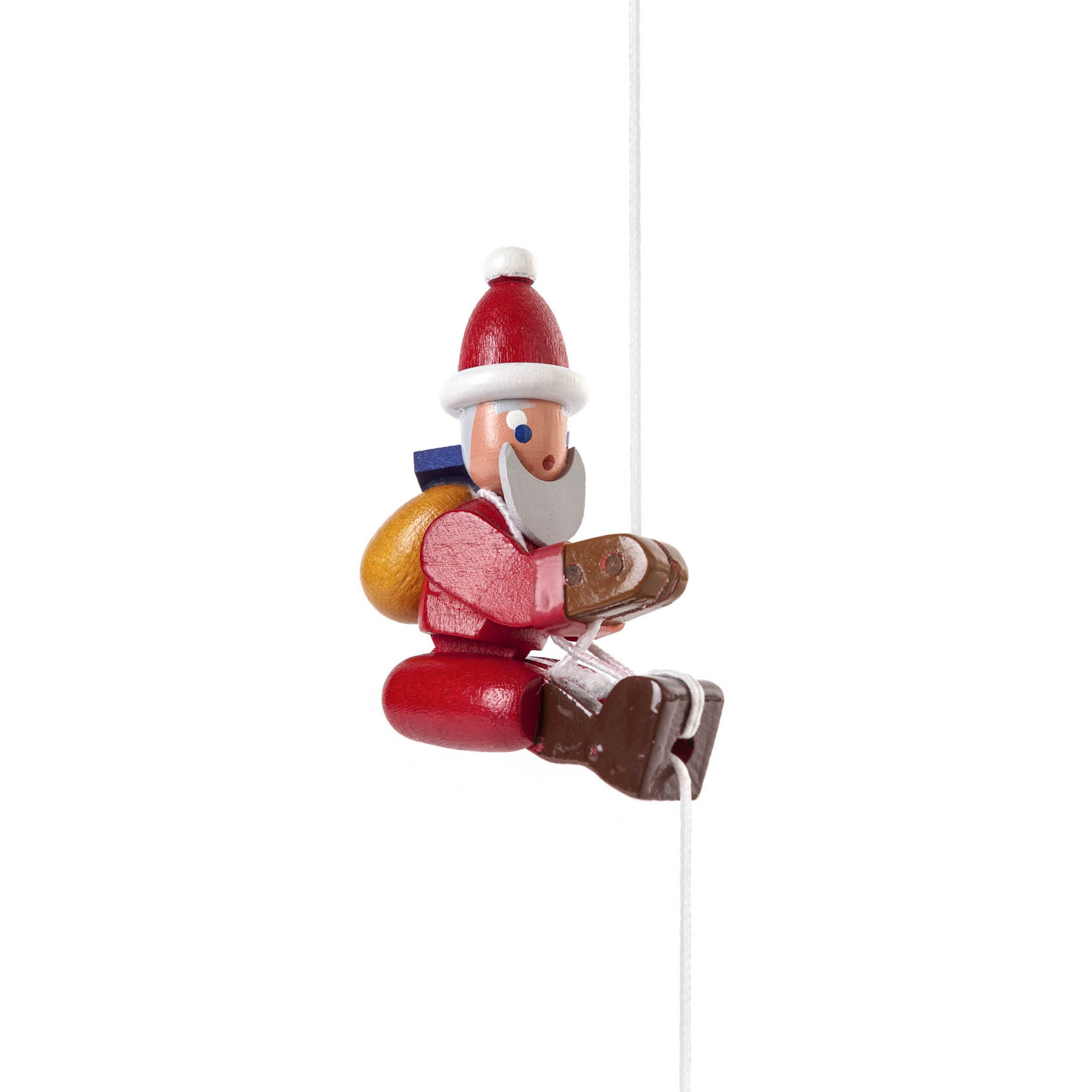 Holzfigur eines lächelnden Weihnachtsmanns, der an einem weißen Seil hinunterklettert. Er trägt einen roten Anzug, braune Stiefel und einen gelben Rucksack. im Dregeno Online Shop günstig kaufen