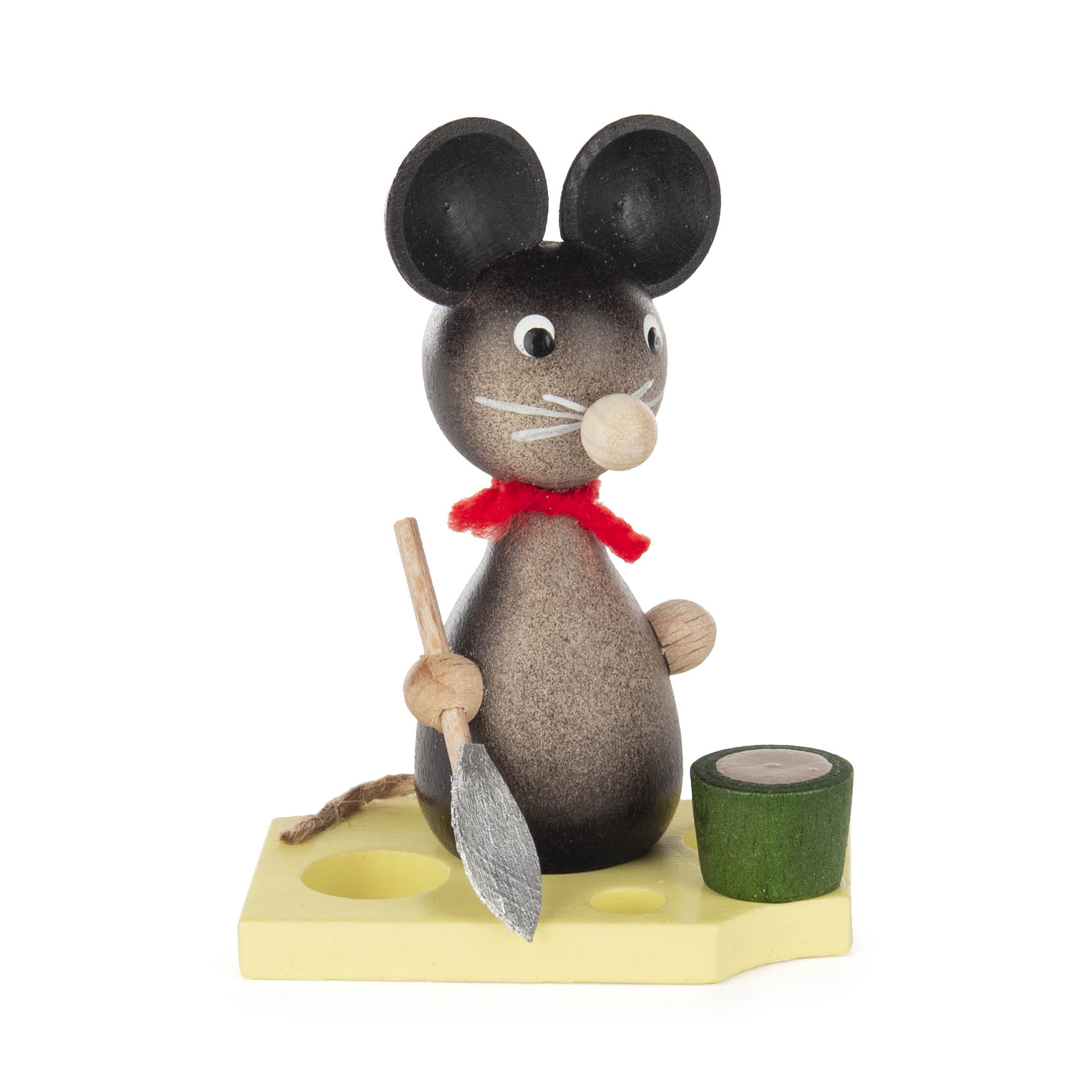Niedliche Mausfigur in Holzoptik mit rotem Schal, die eine Schaufel hält und neben einem kleinen grünen Eimer auf einem gelben Sockel steht. im Dregeno Online Shop günstig kaufen