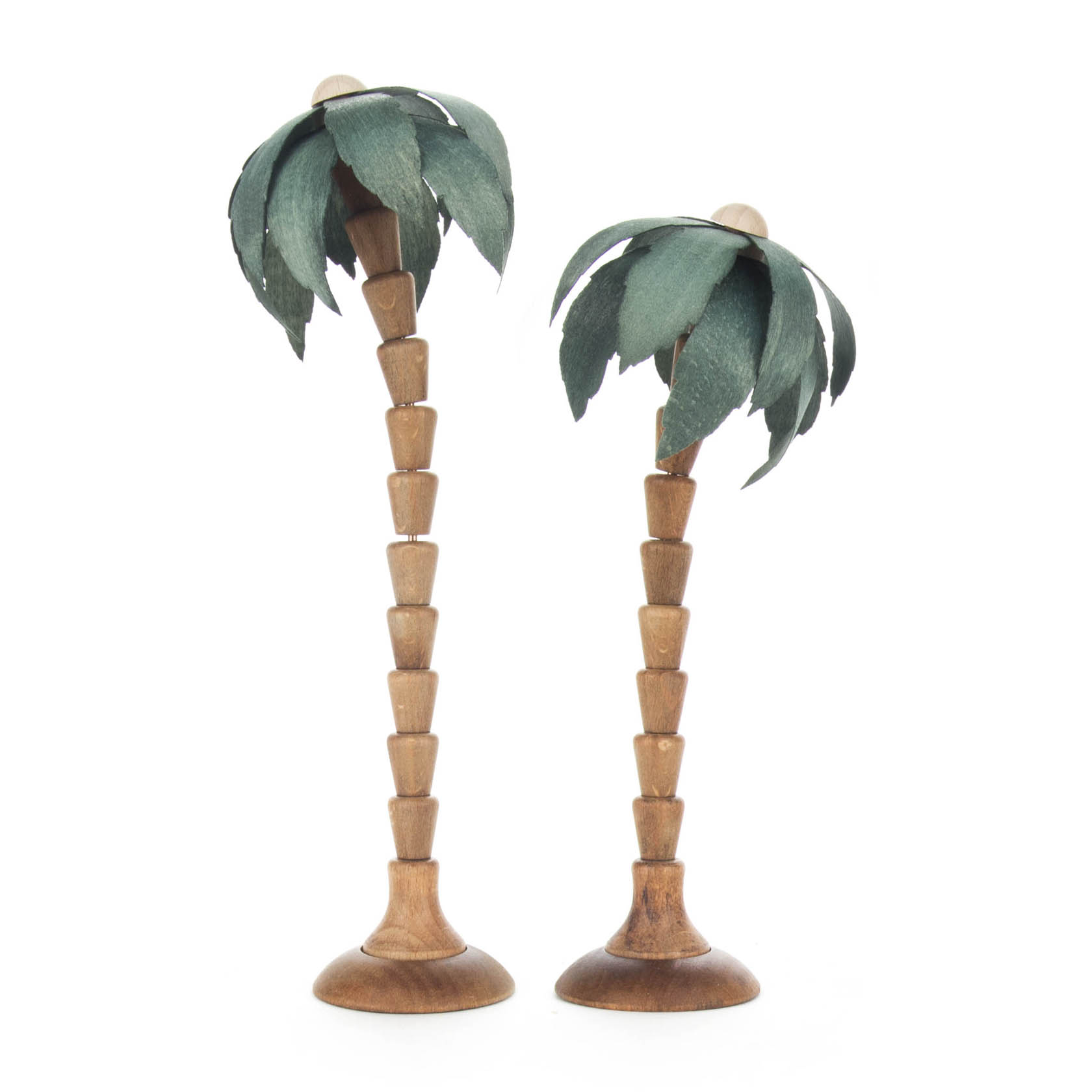 Zwei hölzerne Palmenskulpturen mit grünlichen Blättern, wobei die rechte Palme etwas kleiner ist. Beide haben gestufte, braune Stämme und stehen auf runden Basen. im Dregeno Online Shop günstig kaufen