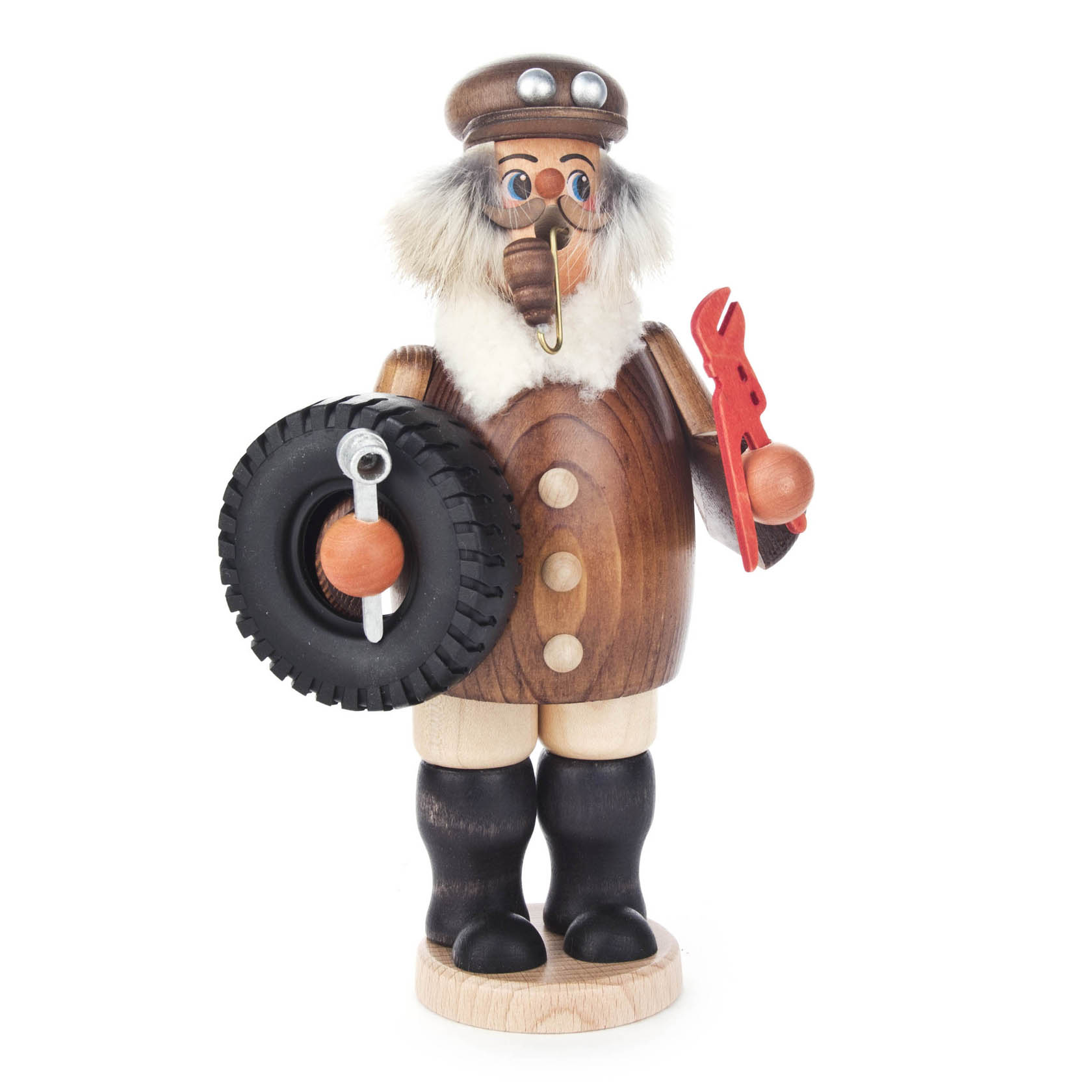 Räuchermann im Stil eines Oldtimer-Fahrers, hält ein Reserverad und einen roten Schraubenschlüssel. Er trägt eine braune Jacke mit Fellkragen und eine Mütze. im Dregeno Online Shop günstig kaufen