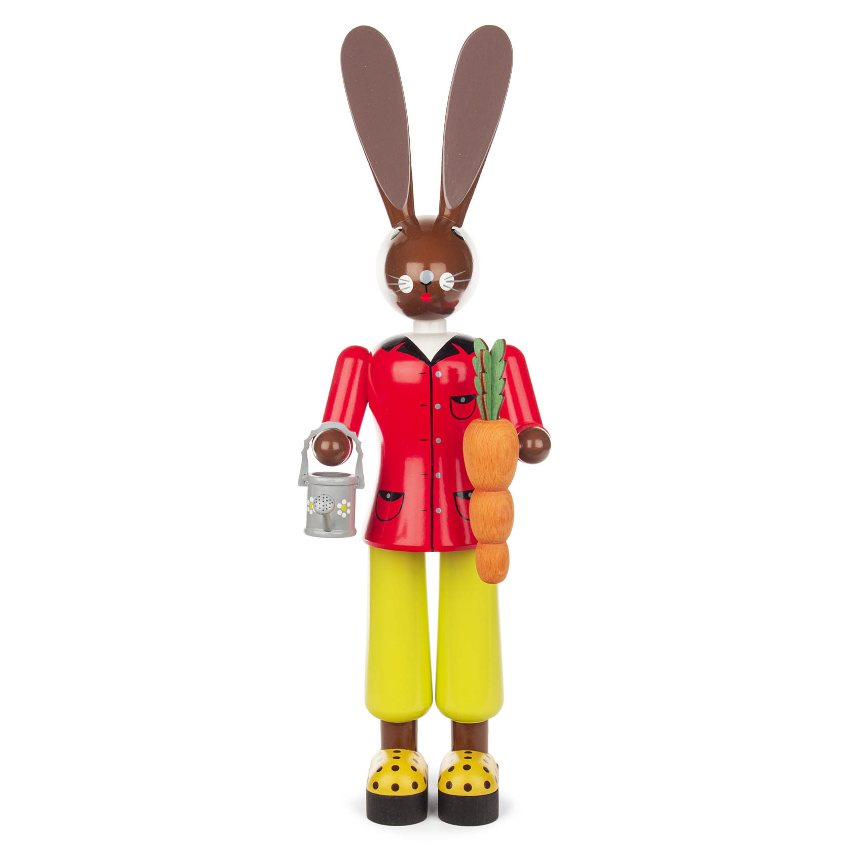 Holzfigur eines Hasenmannes in rotem Mantel mit Karotte in der Hand und gelber Hose mit schwarzen Punkten
