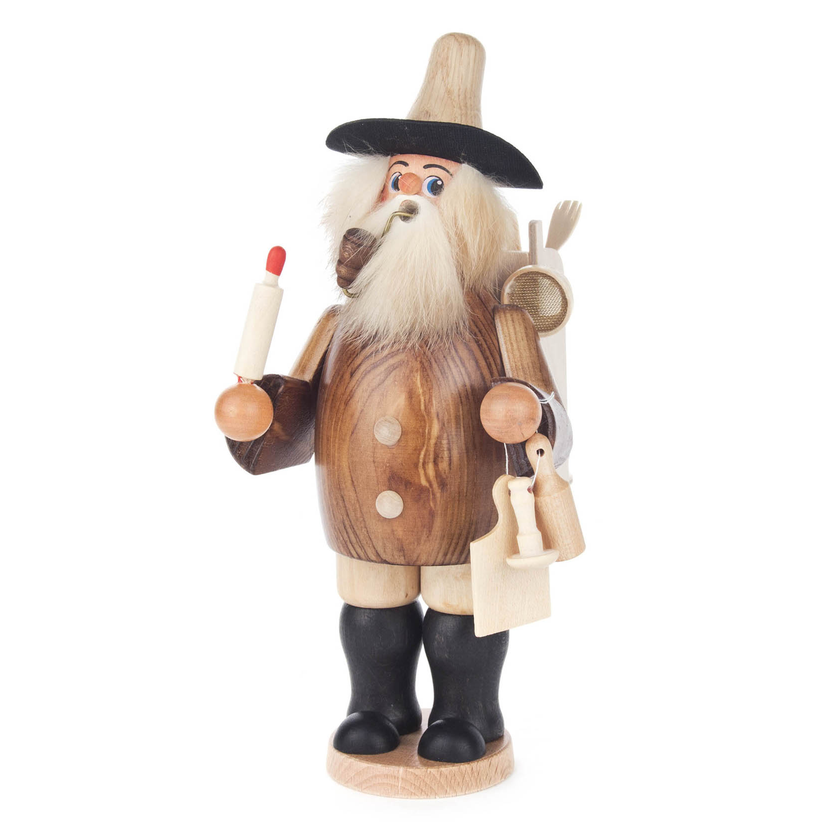 Ein traditioneller Räuchermann aus Holz in Form eines Holzwarenhändlers mit Bart, Hut und Pfeife. Er trägt einen Rucksack mit Holzlöffeln und eine Kerze. im Dregeno Online Shop günstig kaufen