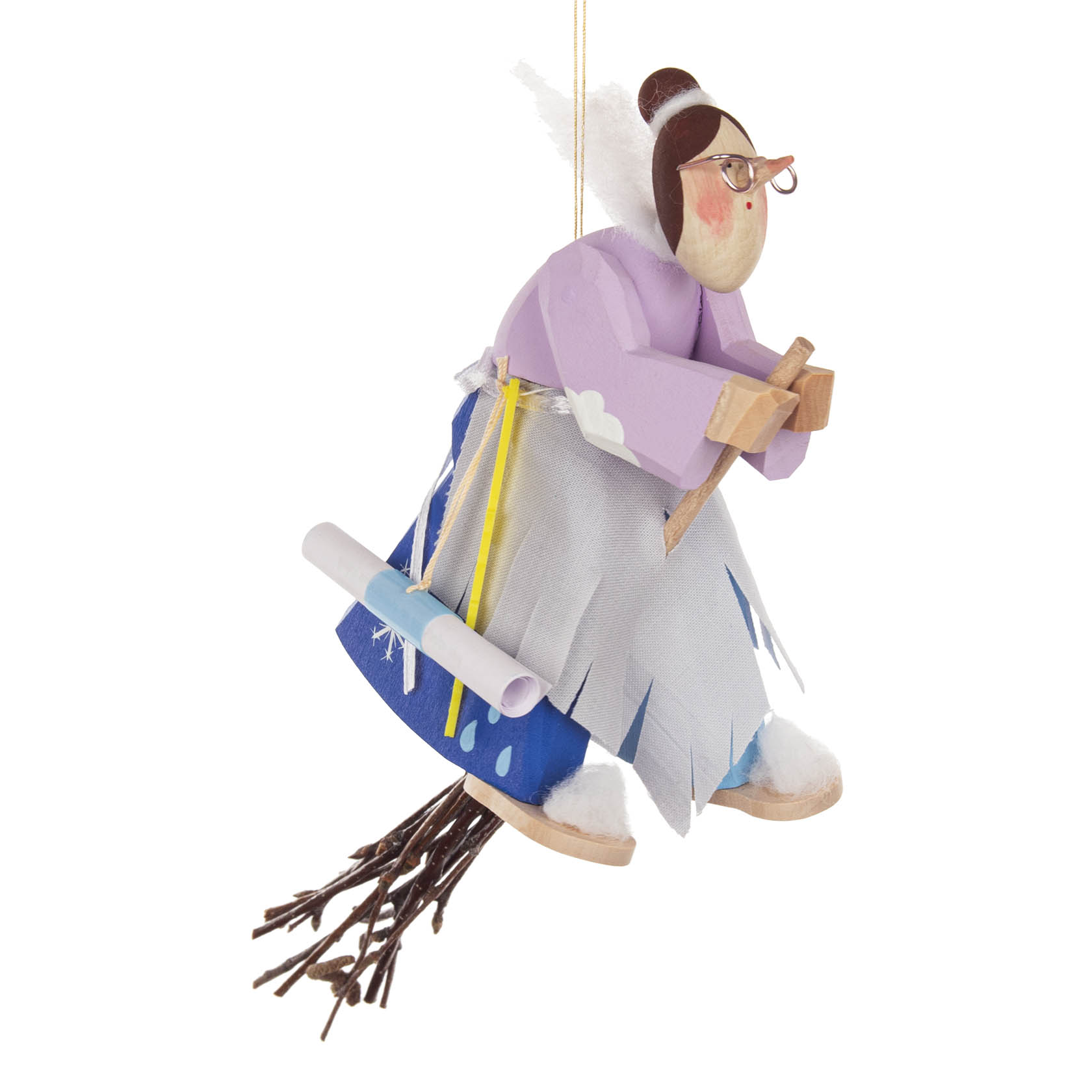 Holzfigur einer traditionellen Wetterhexe mit Brille, lila Oberteil und grauem Rock, sitzend auf einem Besen mit Zweigen. im Dregeno Online Shop günstig kaufen